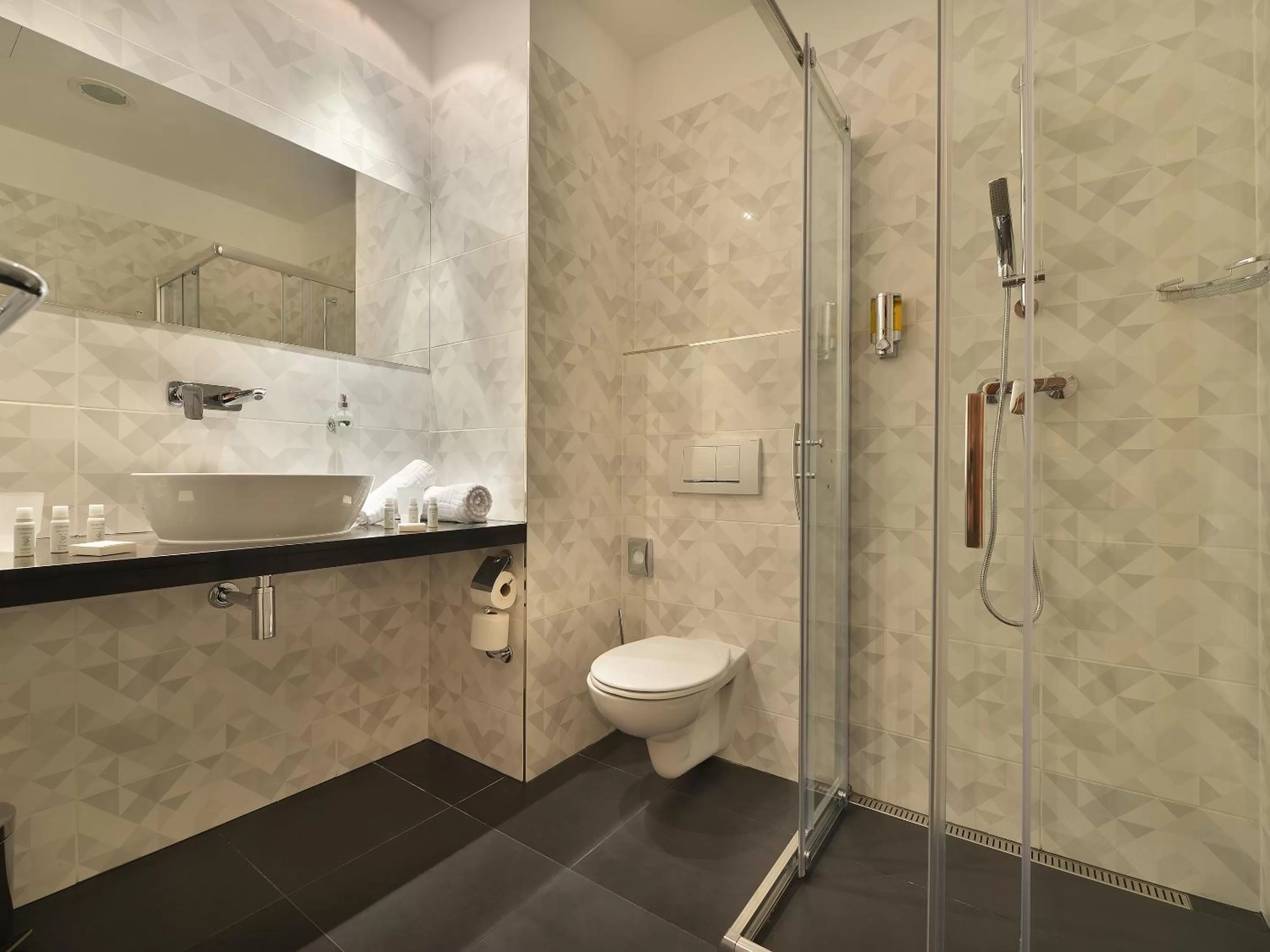 Shower in Ramada Airport Hotel Prague