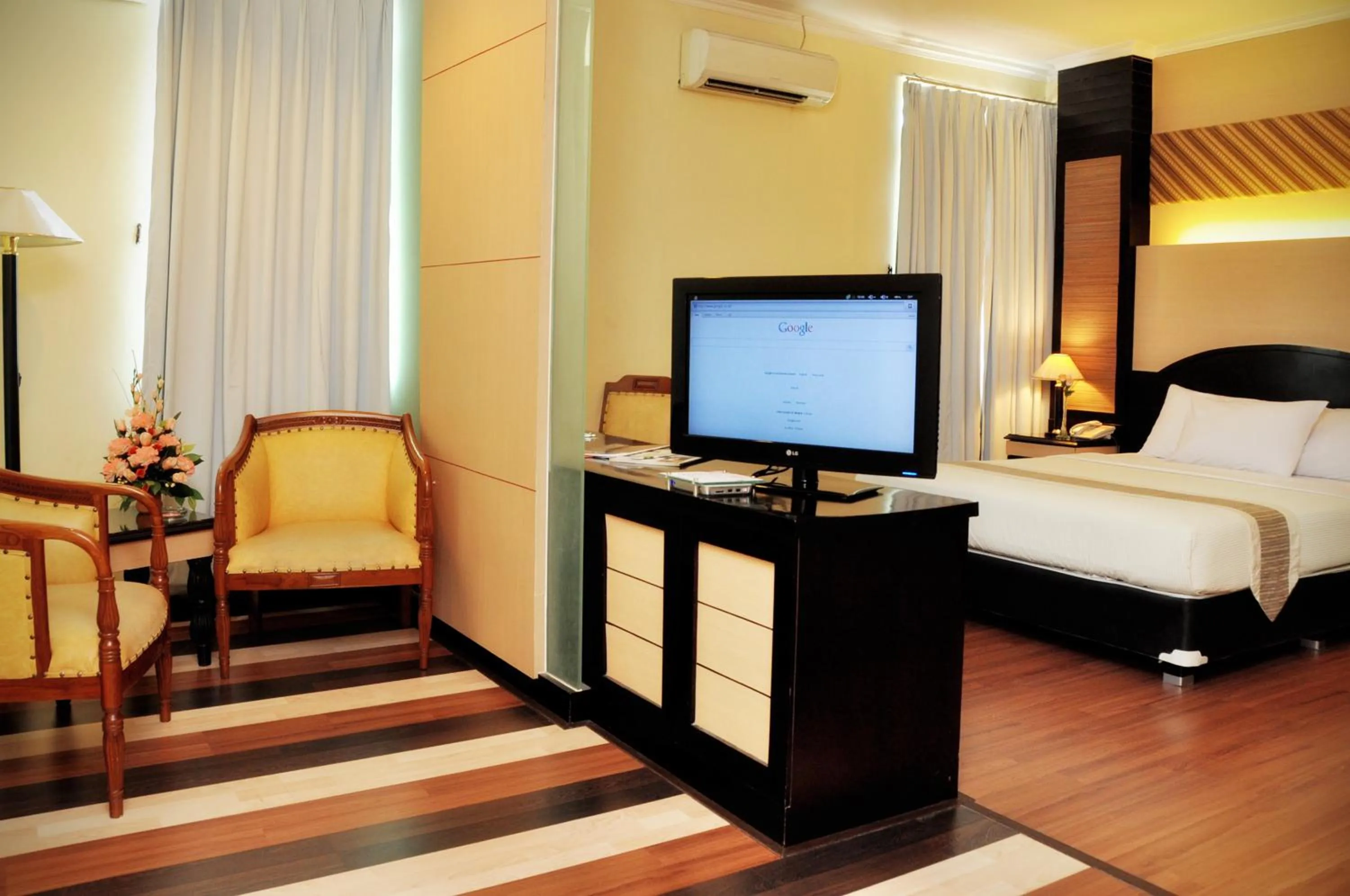 TV and multimedia, Bed in Pandanaran Hotel