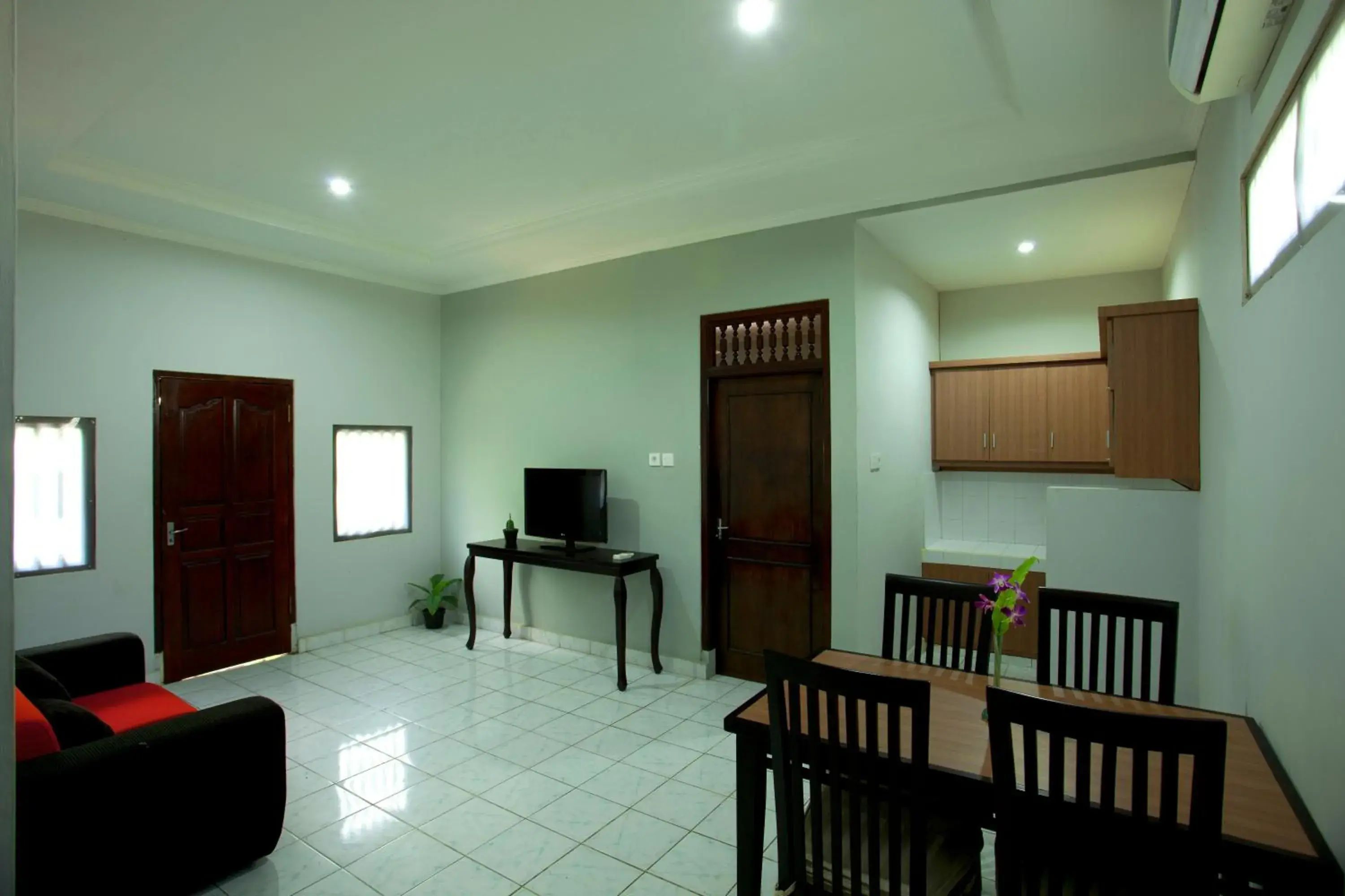 Dining area, TV/Entertainment Center in Sari Indah Cottage