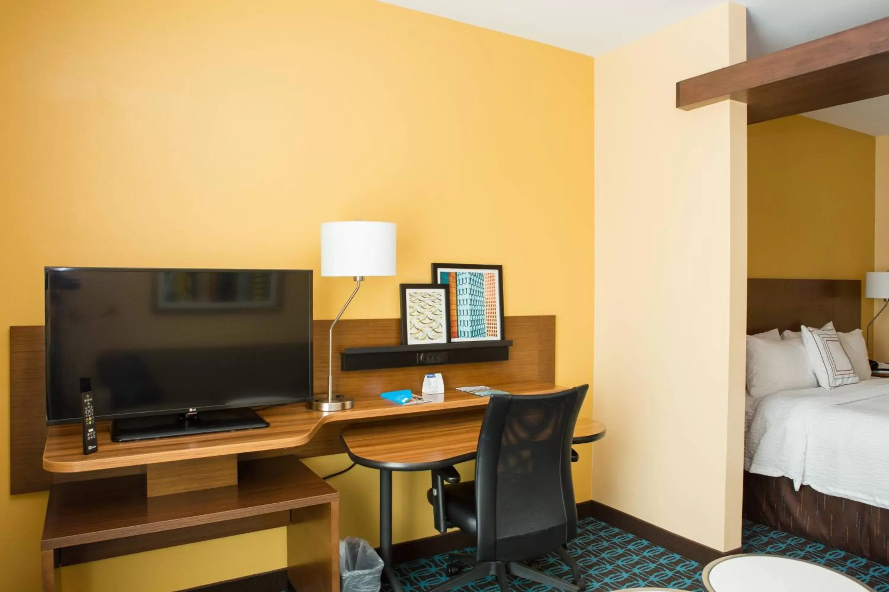 Photo of the whole room, TV/Entertainment Center in Fairfield Inn & Suites by Marriott Sheridan