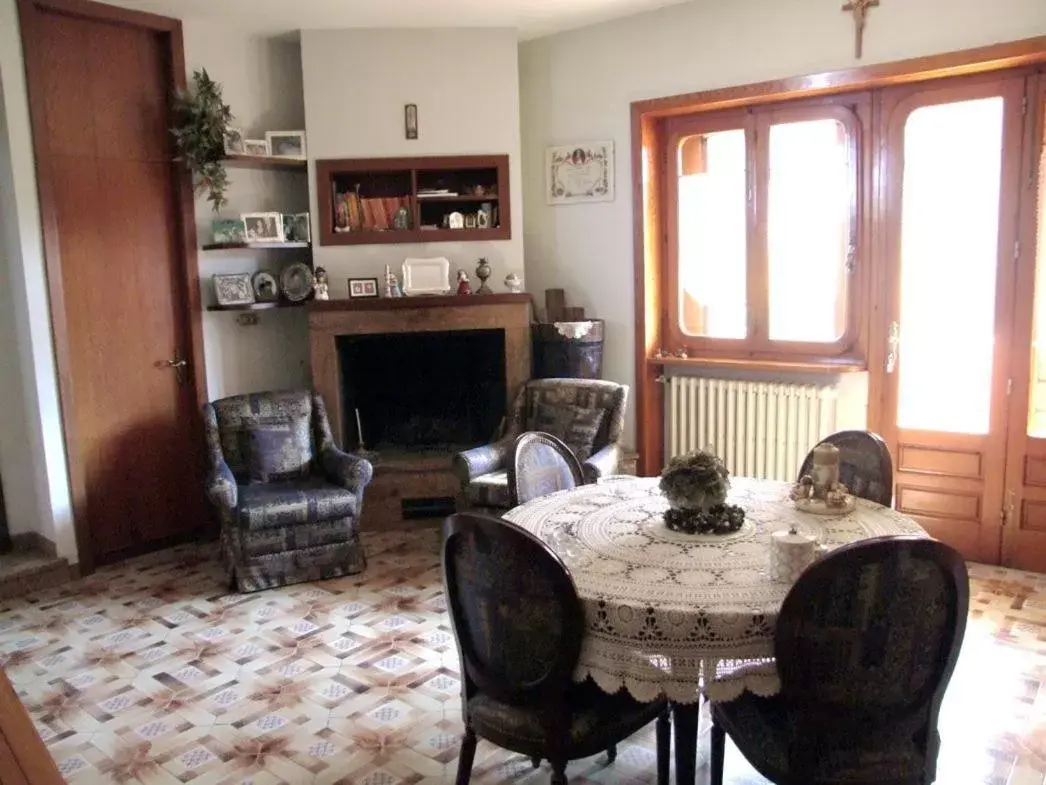 Seating area, Dining Area in Villa Franca B&B