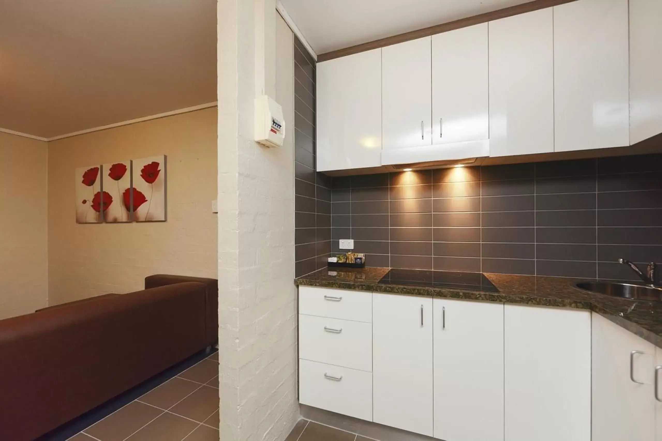 Kitchen or kitchenette, Kitchen/Kitchenette in ibis Styles Canberra
