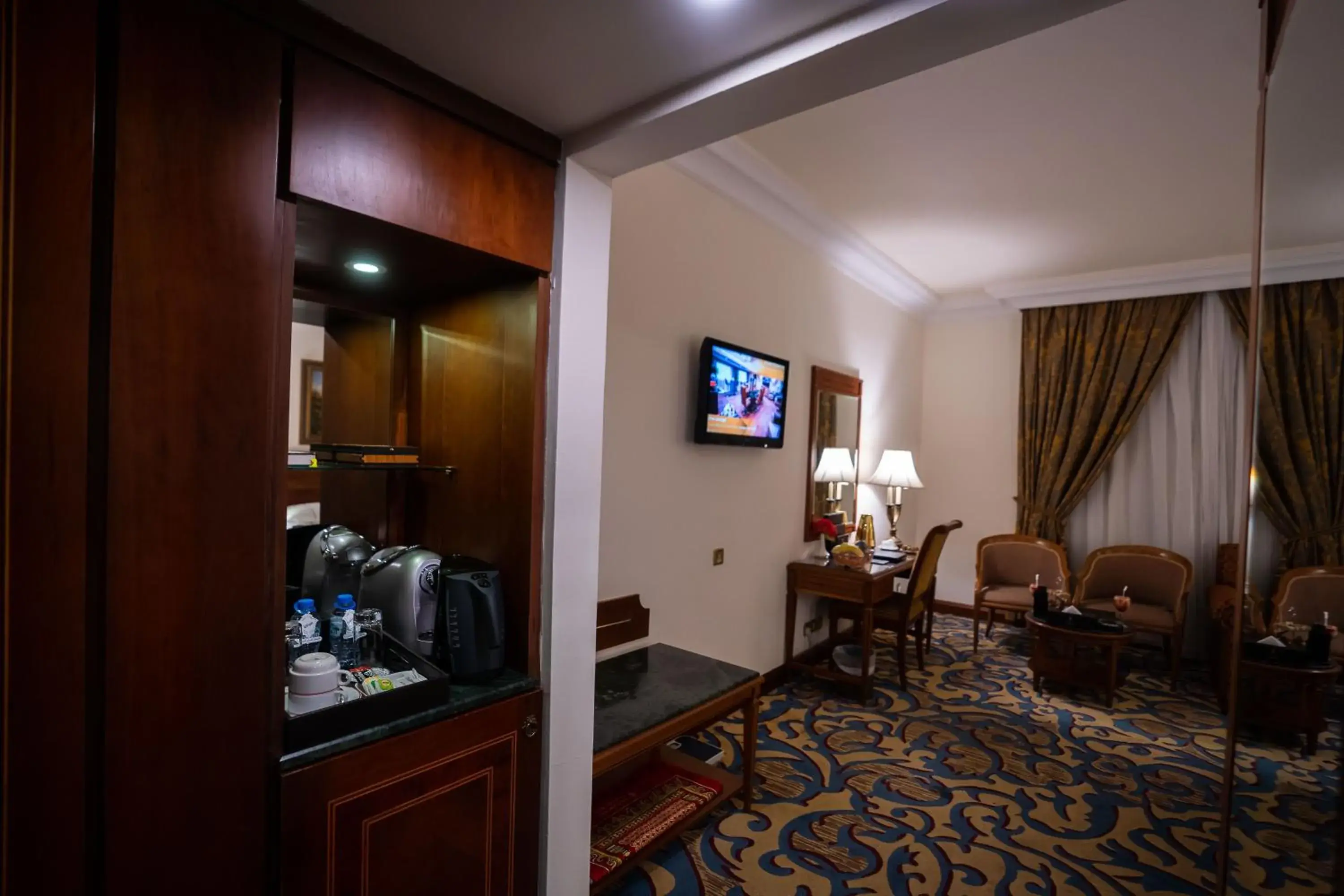 Coffee/tea facilities, TV/Entertainment Center in Casablanca Hotel Jeddah