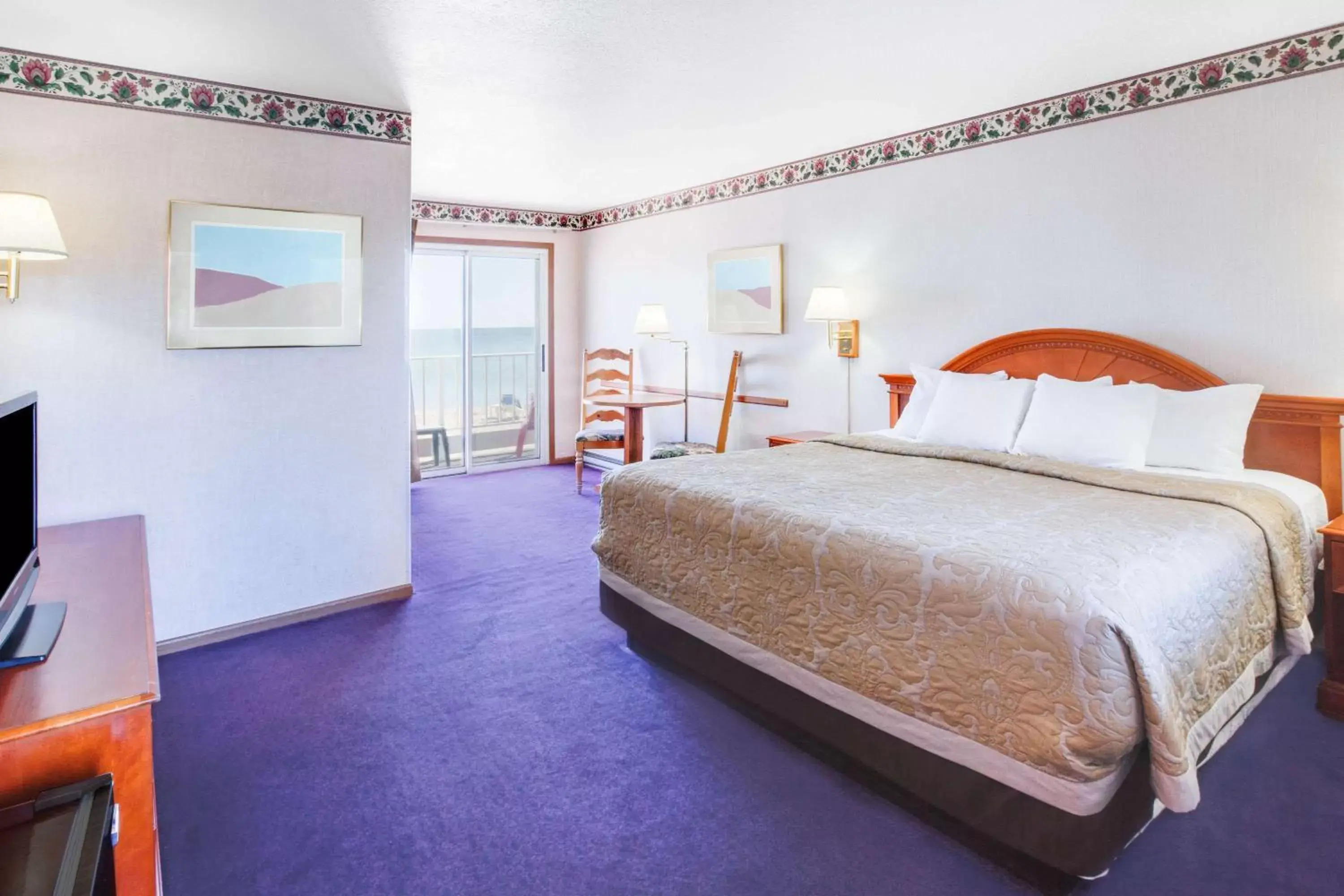 Photo of the whole room, Bed in Super 8 Beachfront by Wyndham Mackinaw City, MI