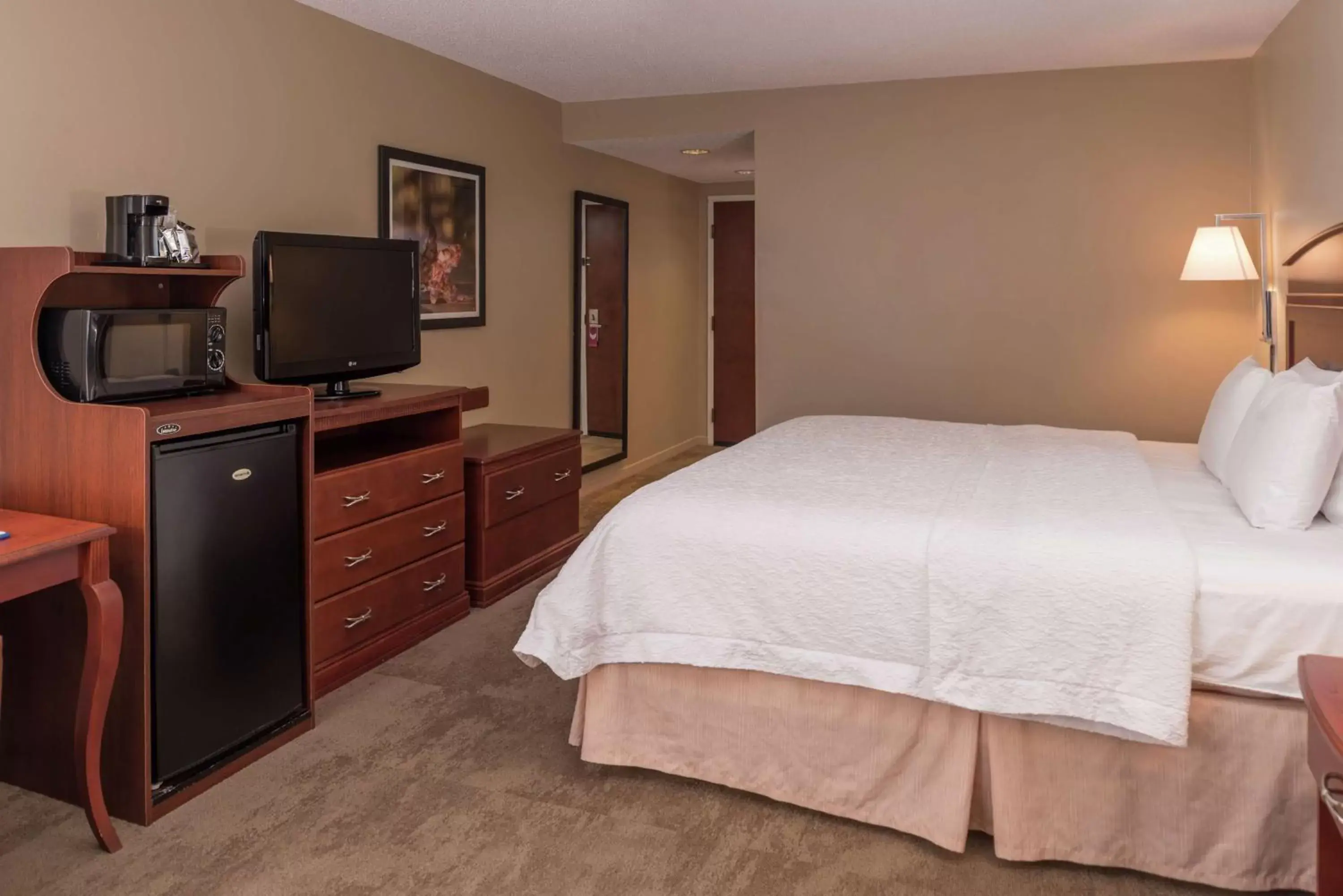 Kitchen or kitchenette, Bed in Hampton Inn Columbia Northeast-Fort Jackson Area