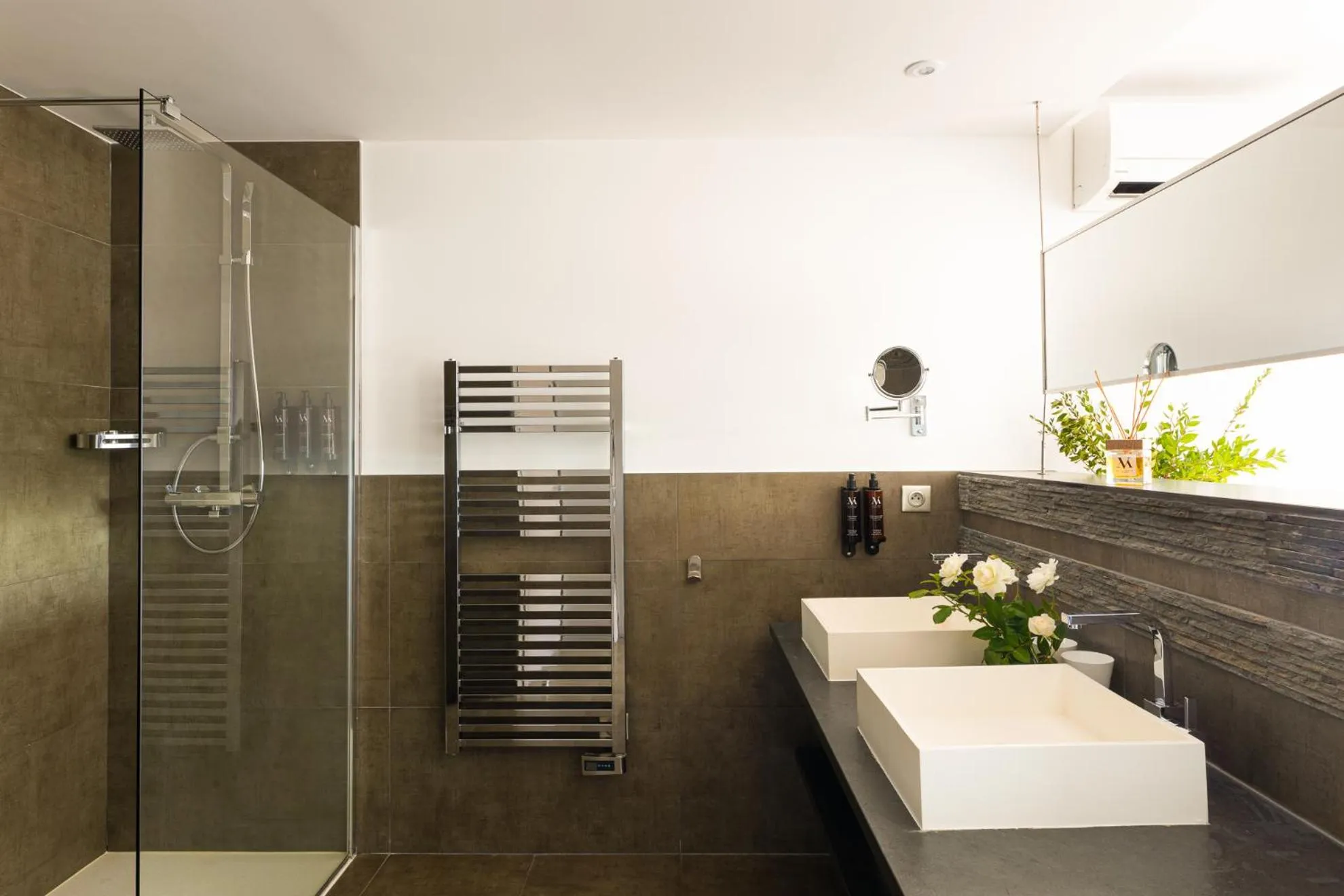 Shower in Hôtel Version Maquis Santa Manza