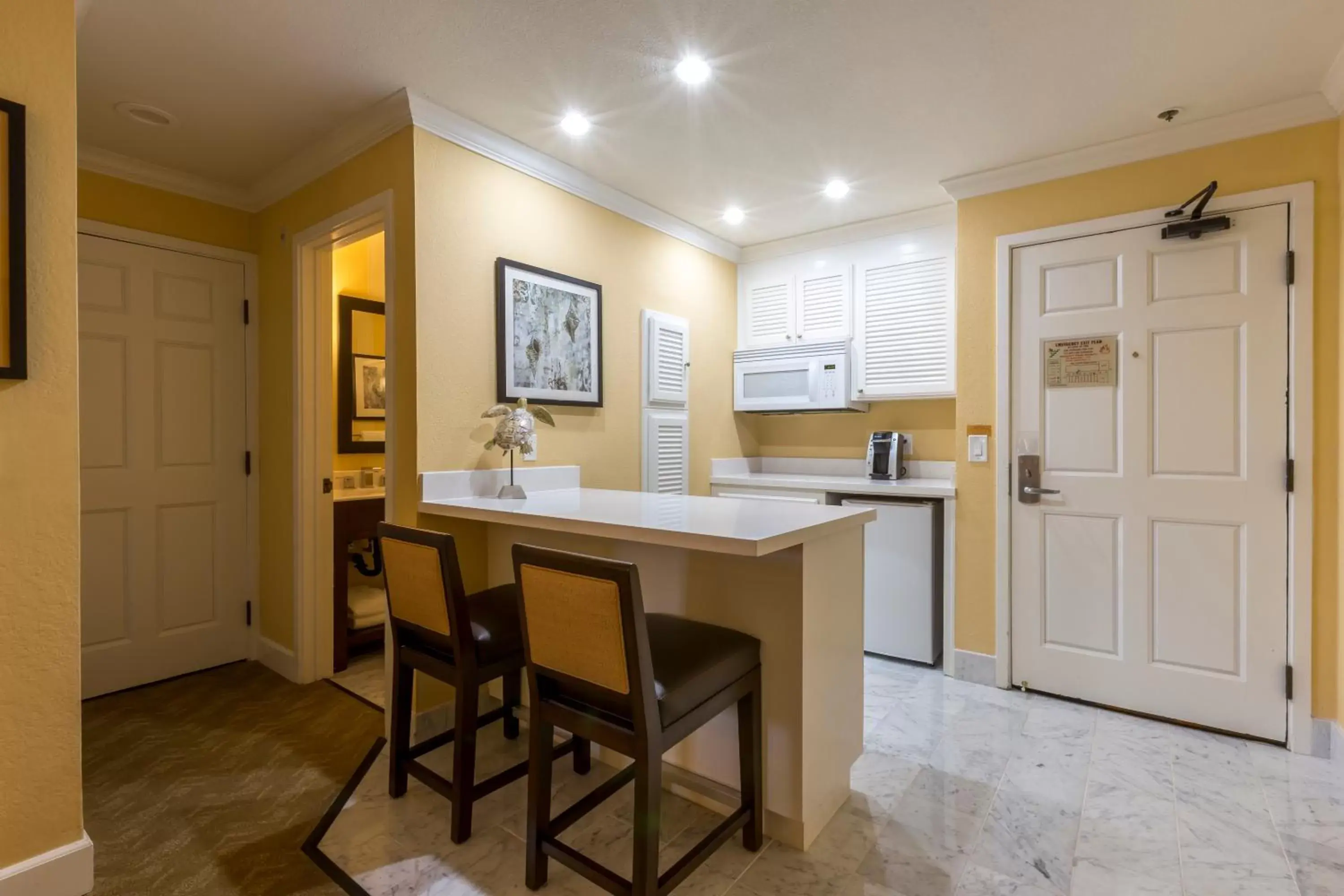 Dining area, Kitchen/Kitchenette in Carlsbad Inn Beach Resort