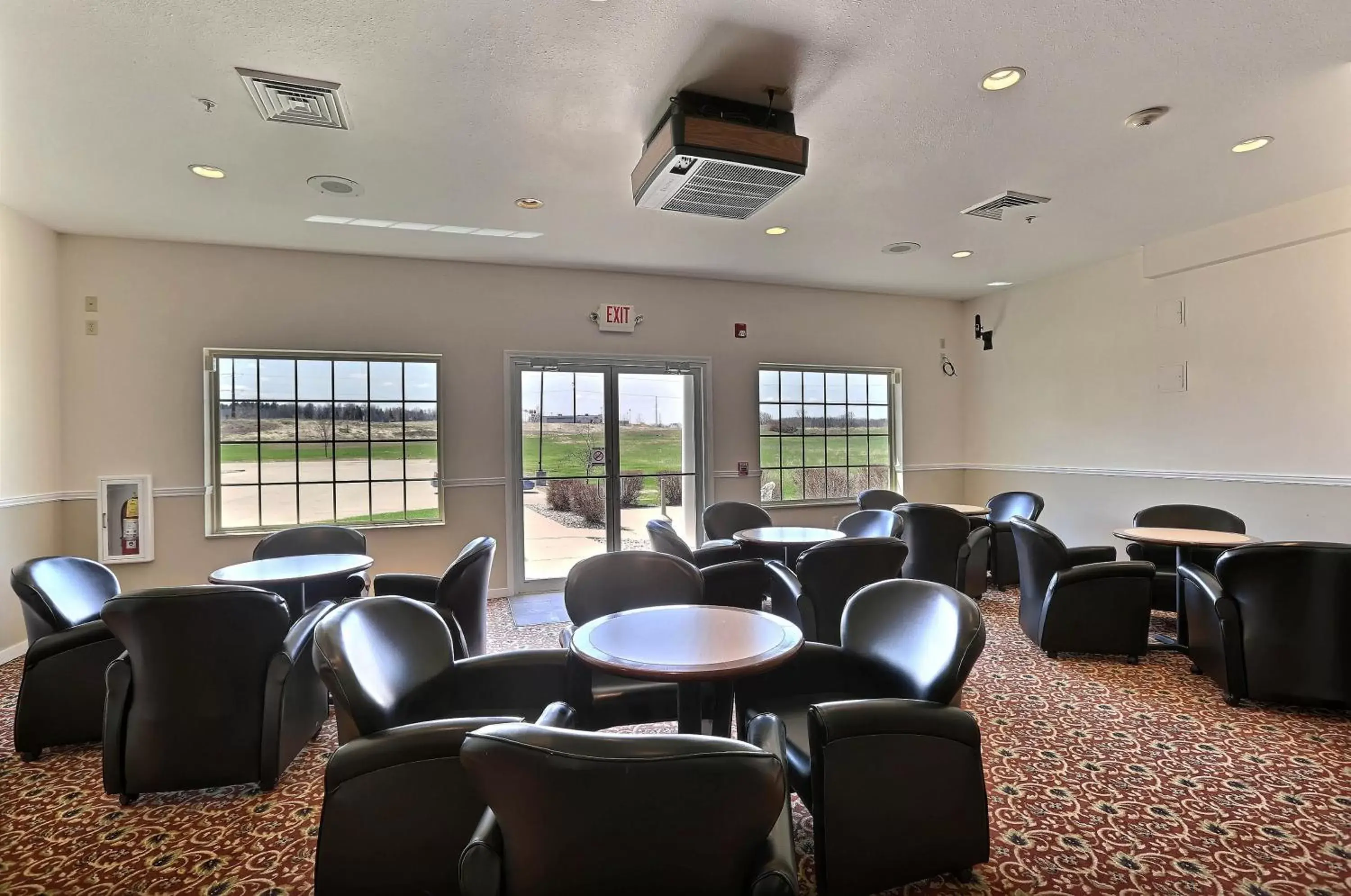 Lounge or bar in Boarders Inn & Suites by Cobblestone Hotels - Shawano