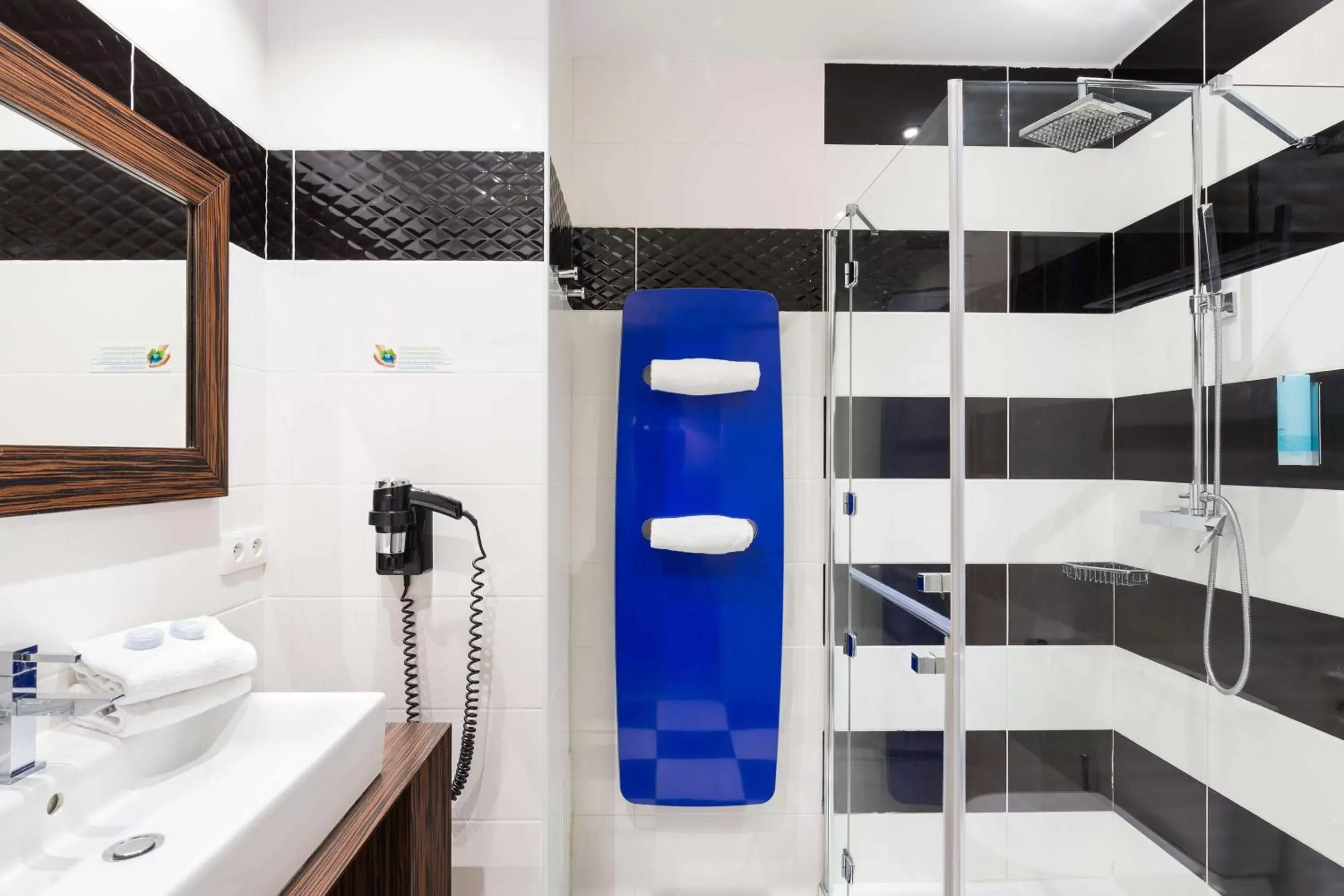 Shower, Bathroom in Best Western Plus Hôtel Brice Garden Nice