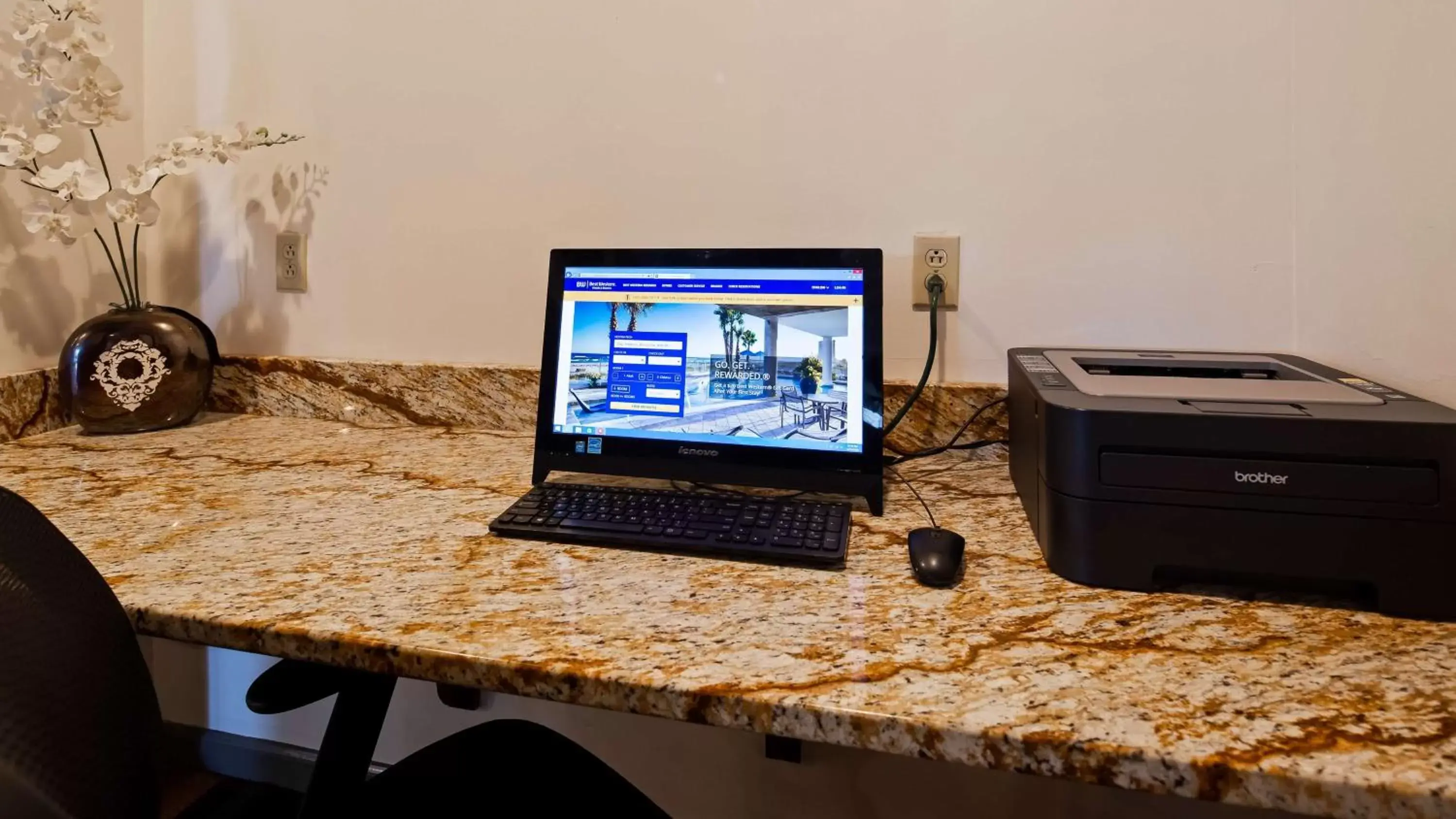 Business facilities, TV/Entertainment Center in Best Western Knoxville Suites - Downtown