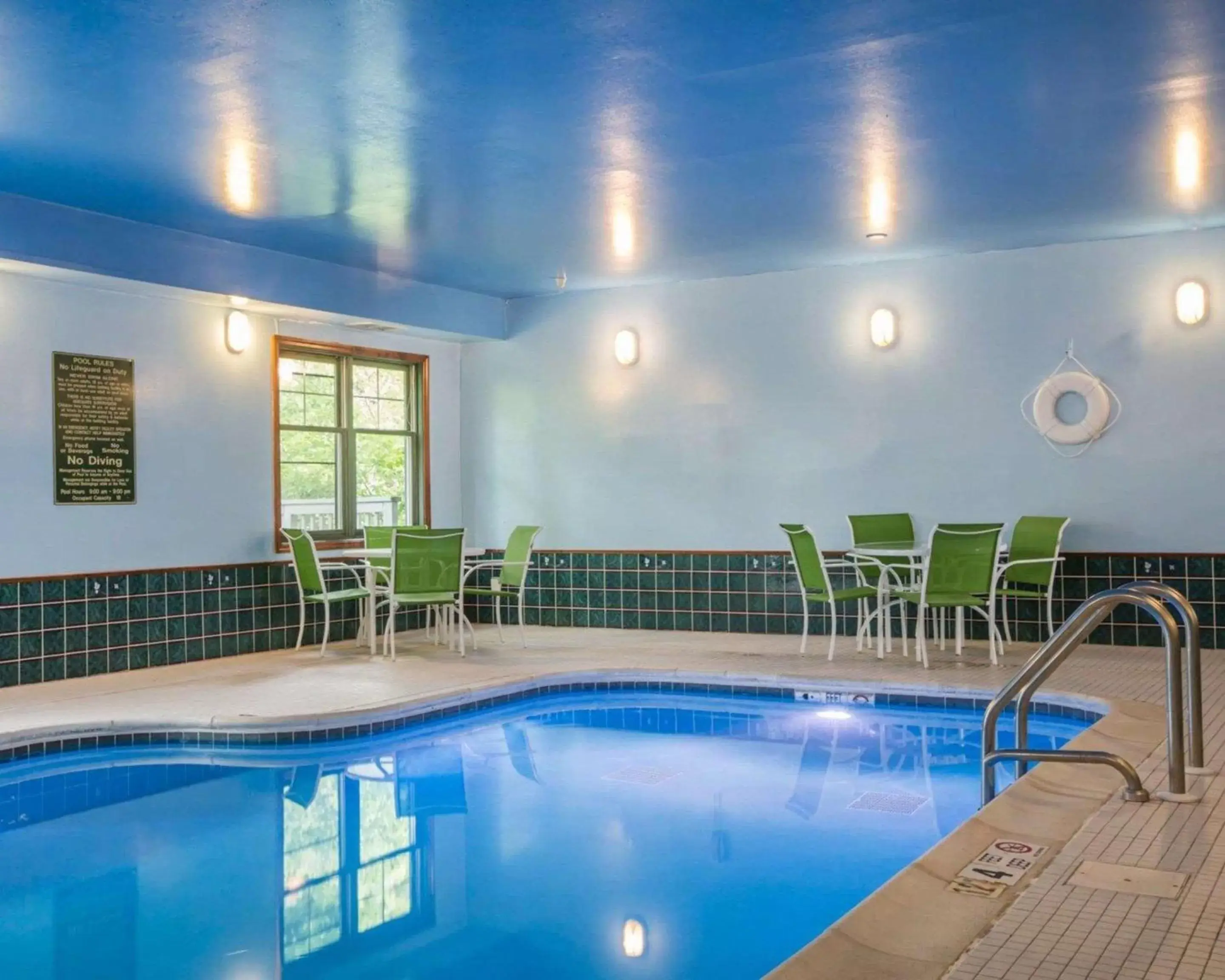 Swimming Pool in Econo Lodge Glens Falls - Lake George