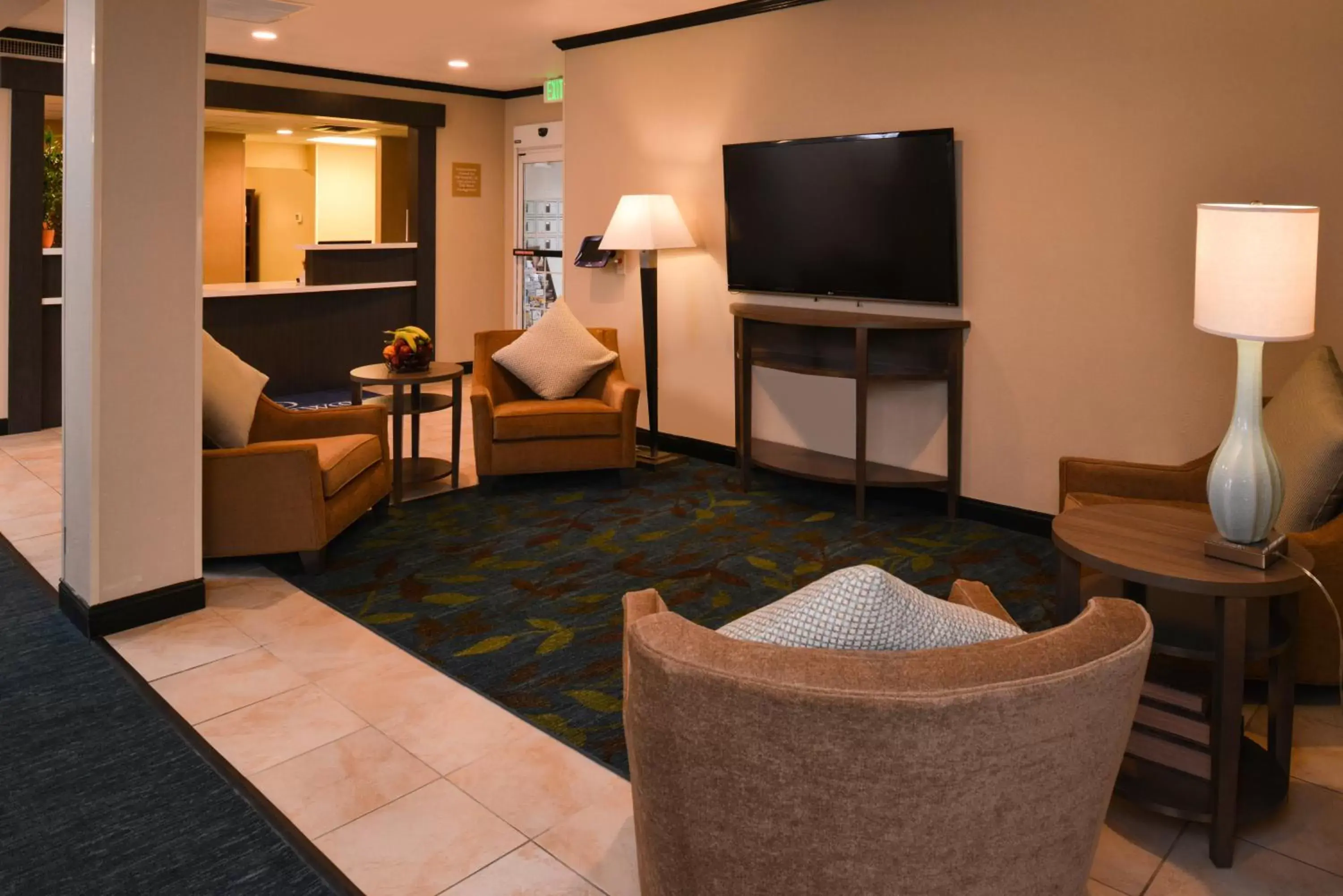 Lobby or reception, TV/Entertainment Center in Candlewood Suites Boise - Towne Square, an IHG Hotel