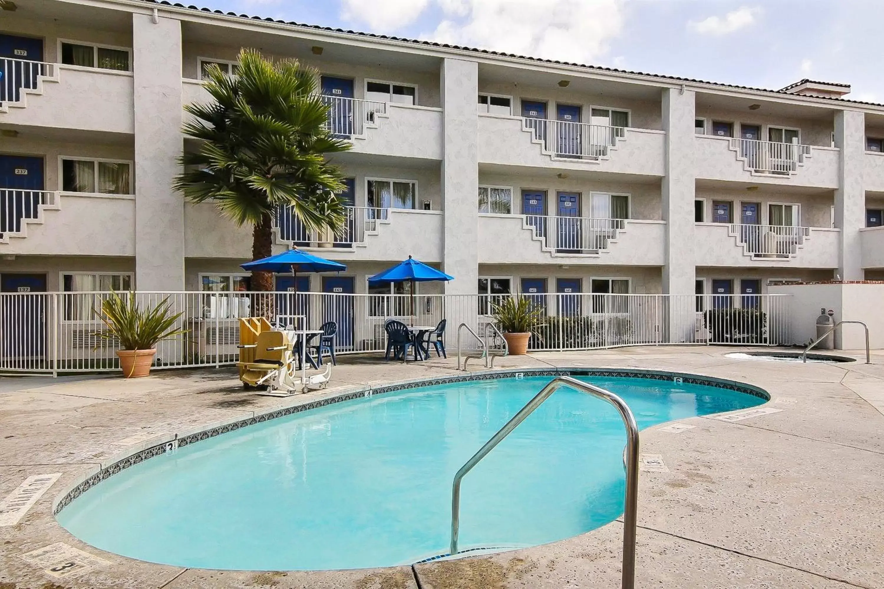Facade/entrance, Swimming Pool in Motel 6-Ventura, CA - South