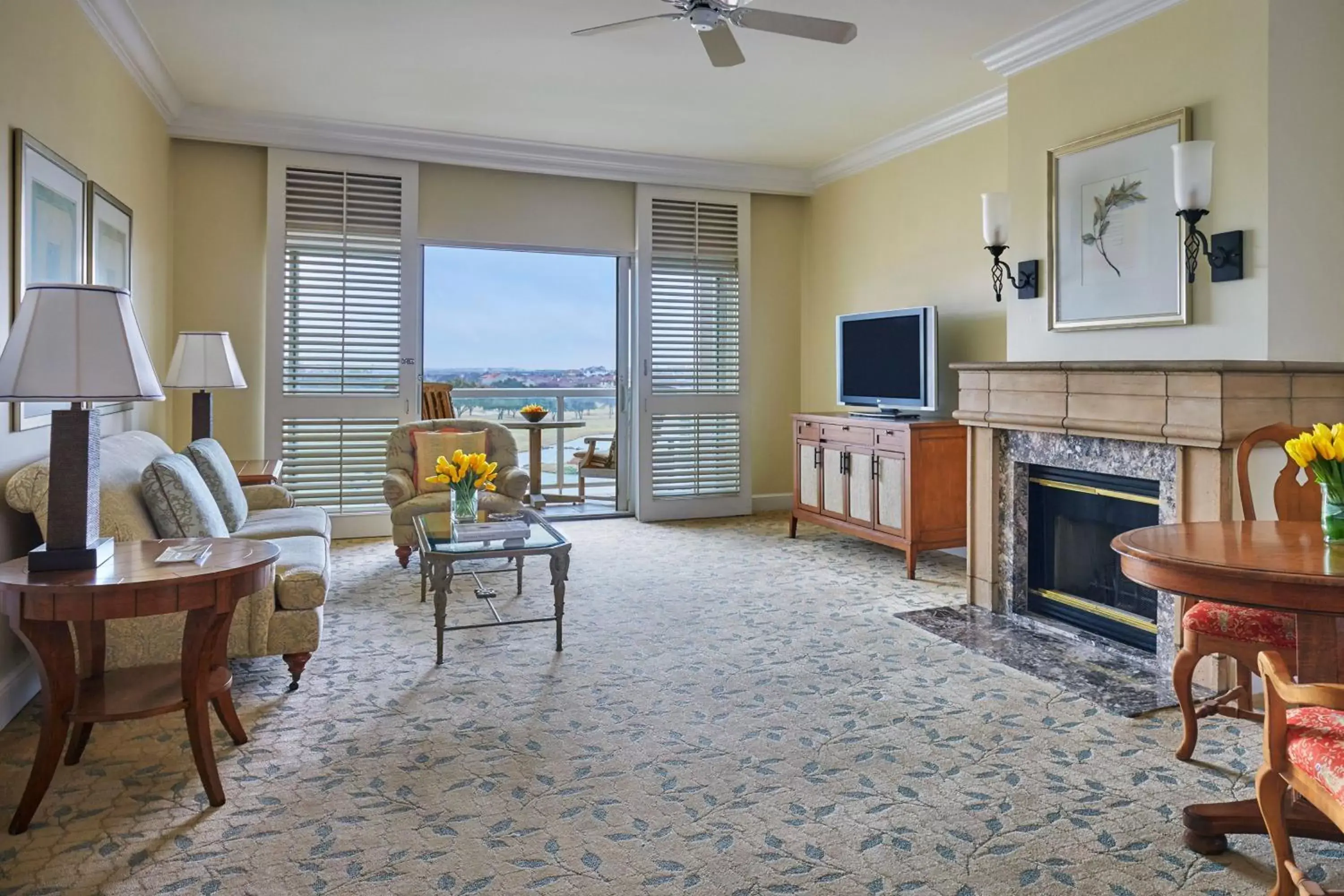 Photo of the whole room, Seating Area in The Las Colinas Resort, Dallas