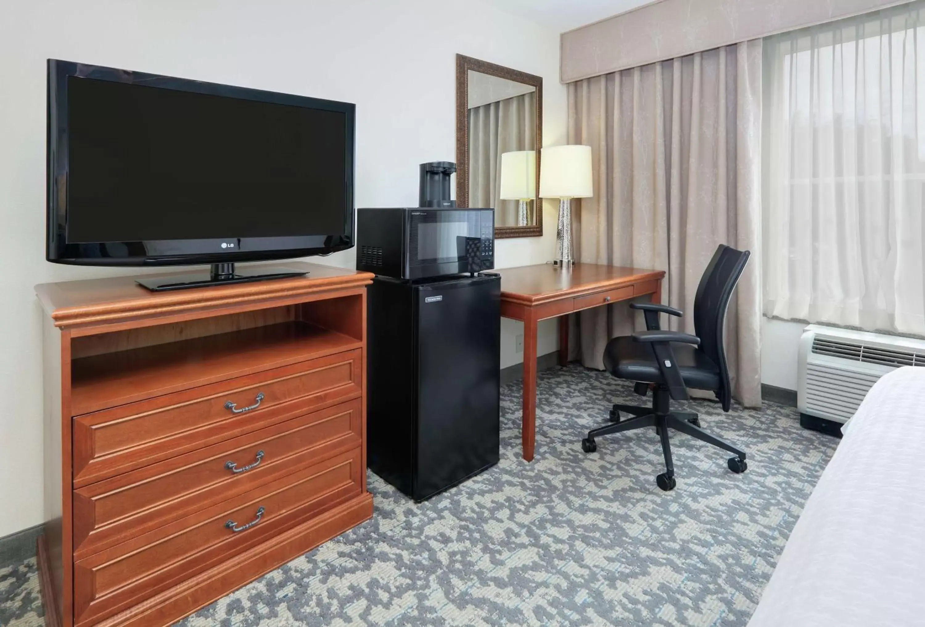 Bedroom, TV/Entertainment Center in Homewood Suites by Hilton Houston Stafford Sugar Land