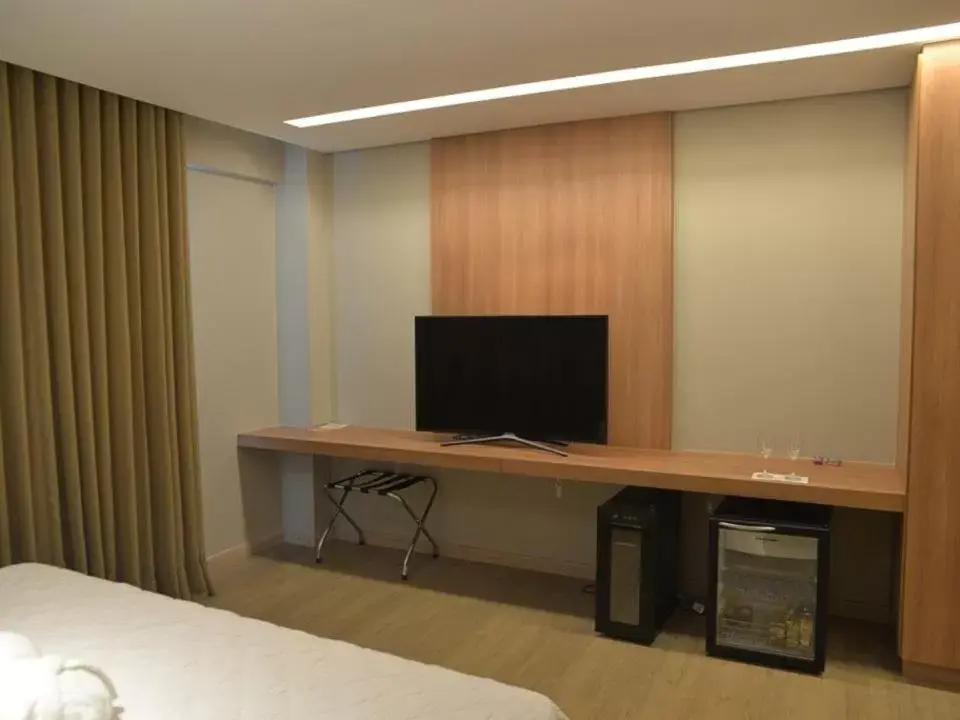 Photo of the whole room, TV/Entertainment Center in Dubai Suites