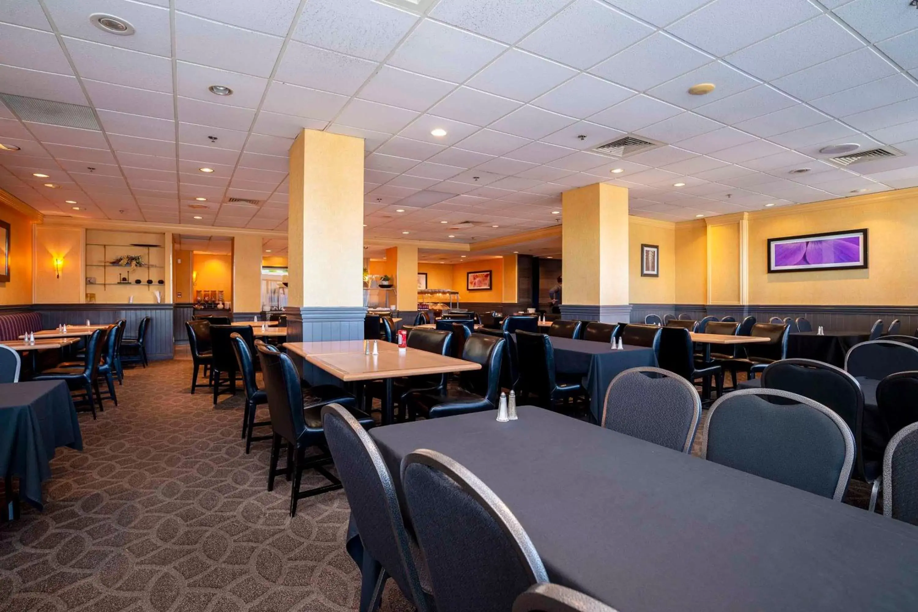 Breakfast, Restaurant/Places to Eat in Sandman Hotel Montreal - Longueuil