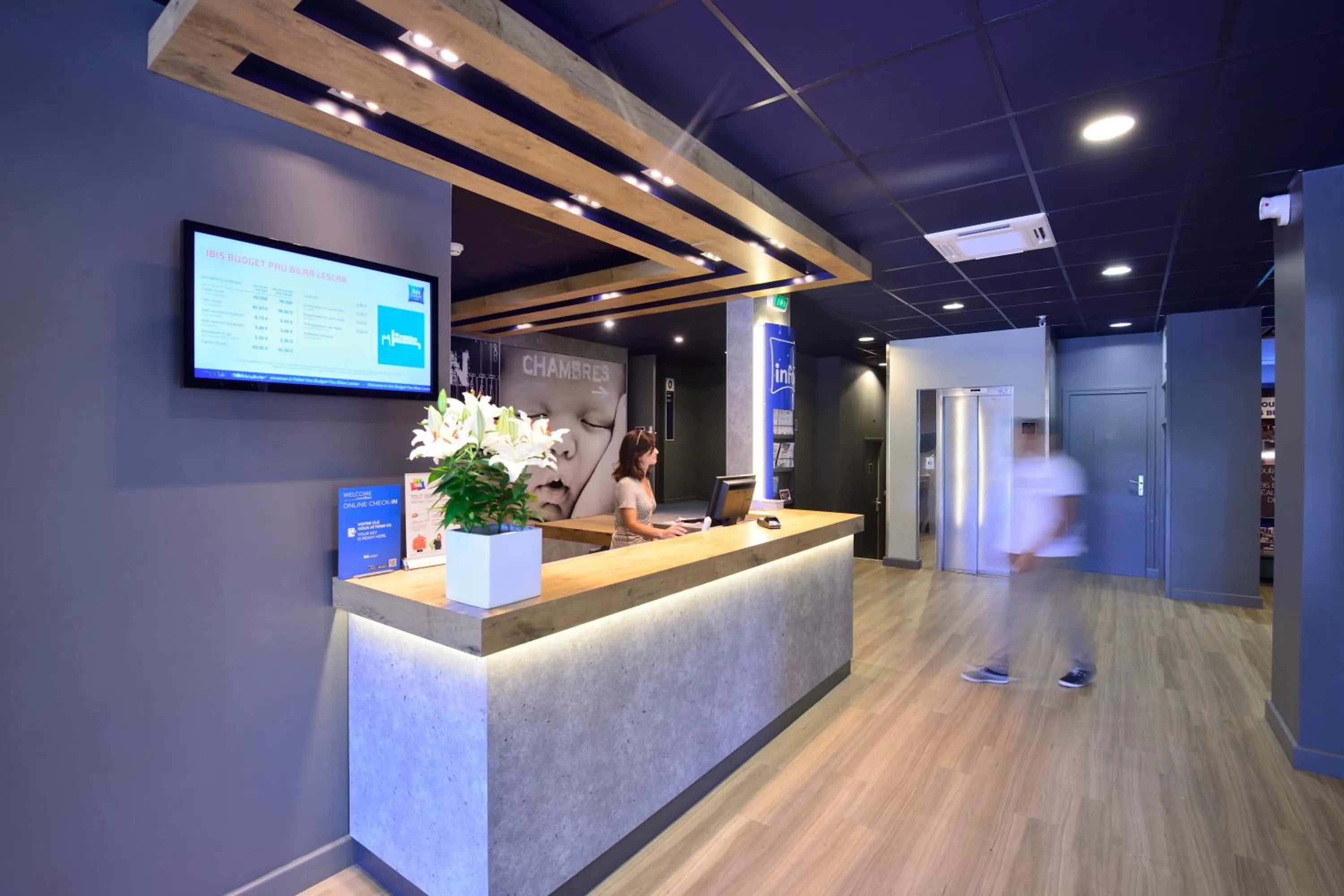 Lobby or reception in ibis budget Pau Lescar