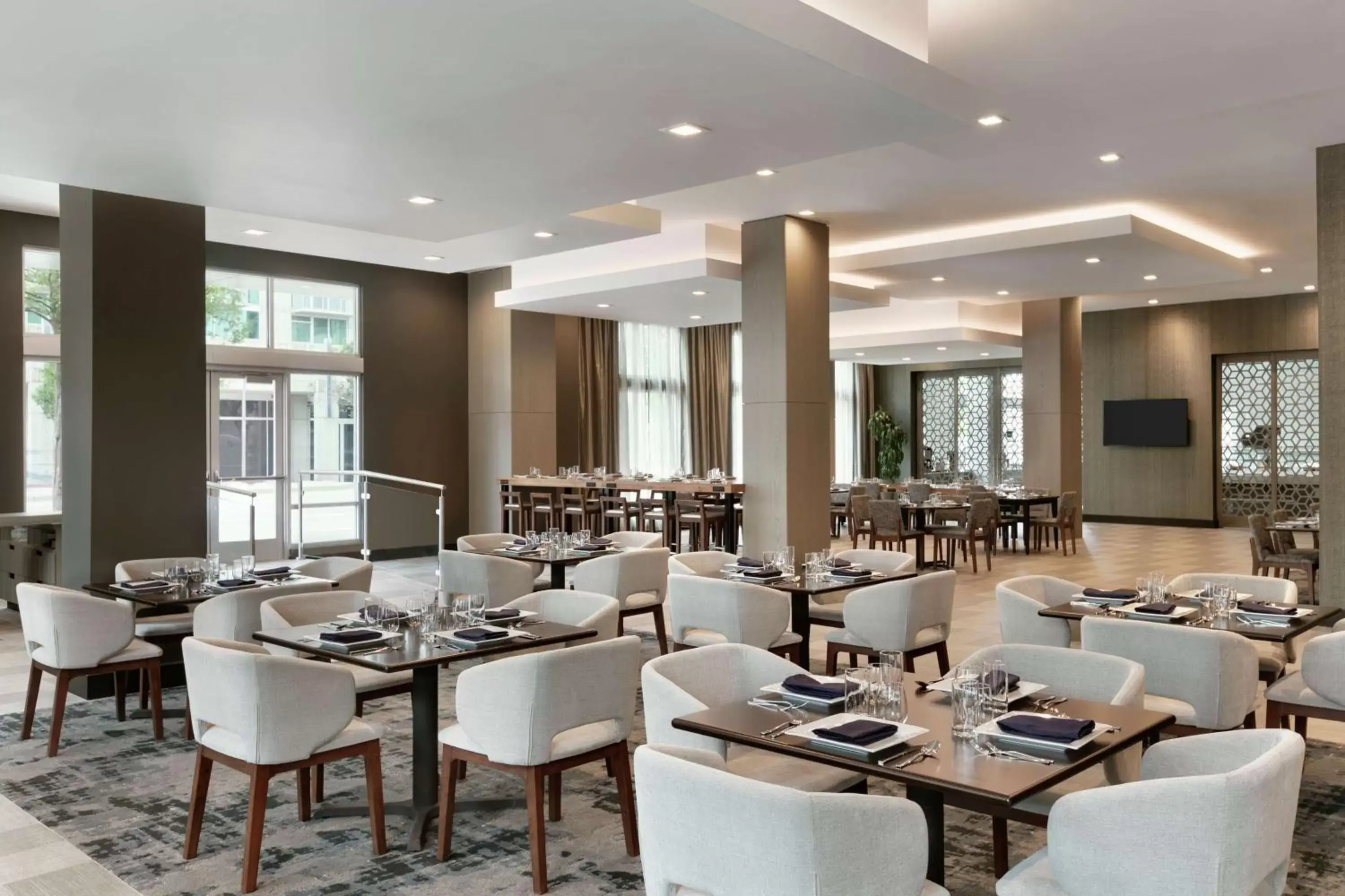 Lounge or bar, Restaurant/Places to Eat in Embassy Suites by Hilton Atlanta Midtown