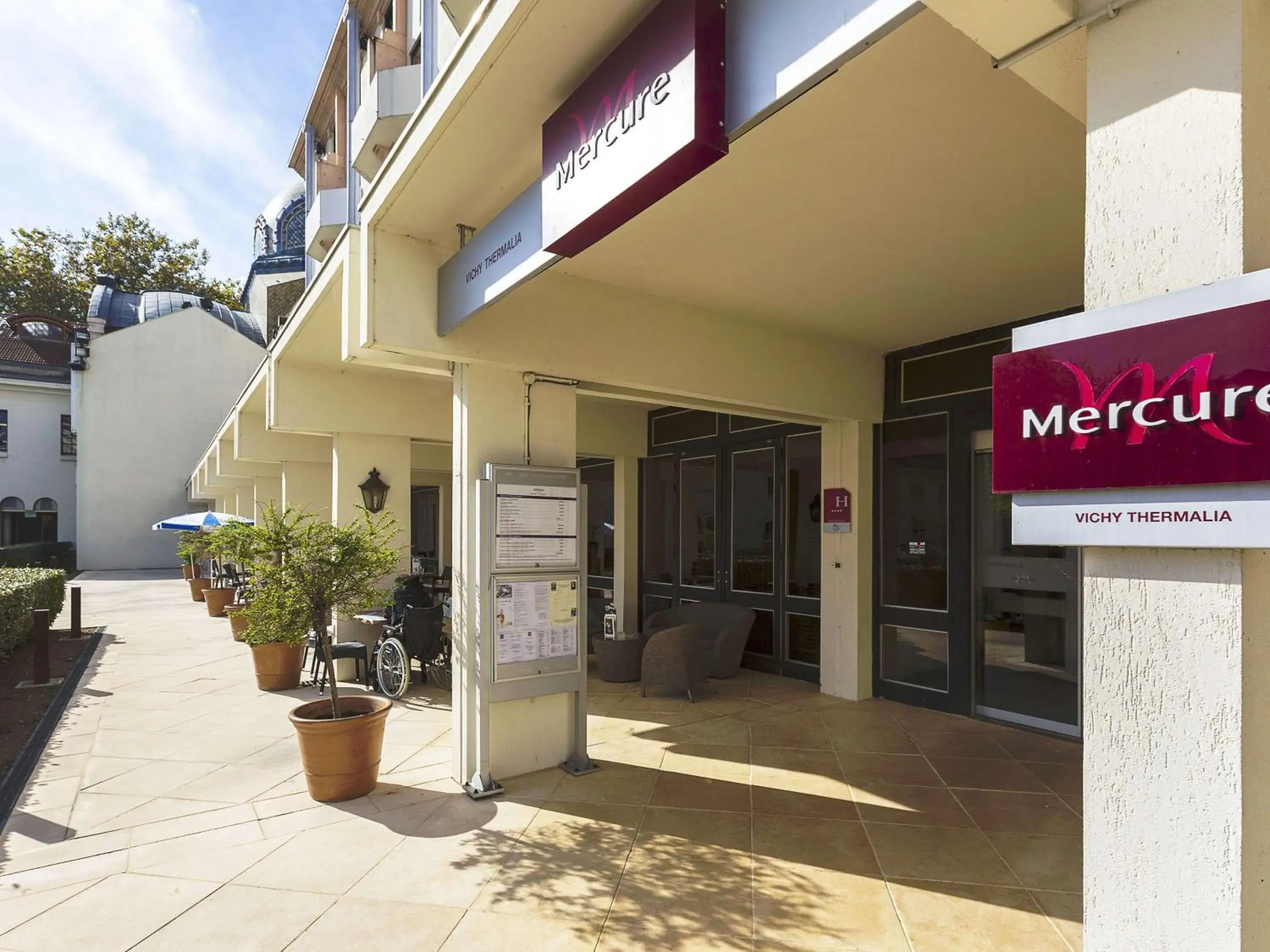 Property building in Hotel Mercure Vichy Thermalia