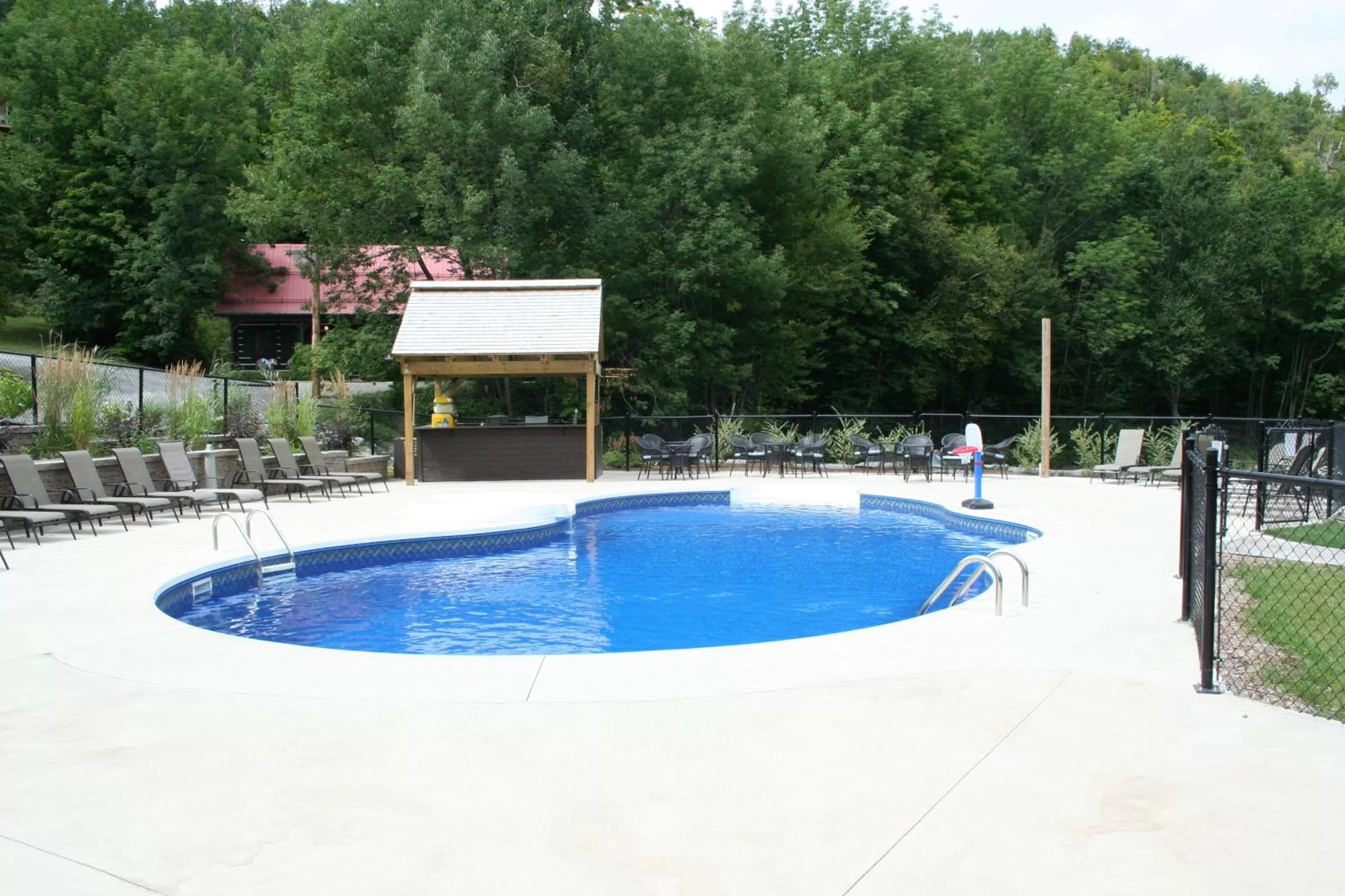 Swimming pool in Auberge du Lac Morency
