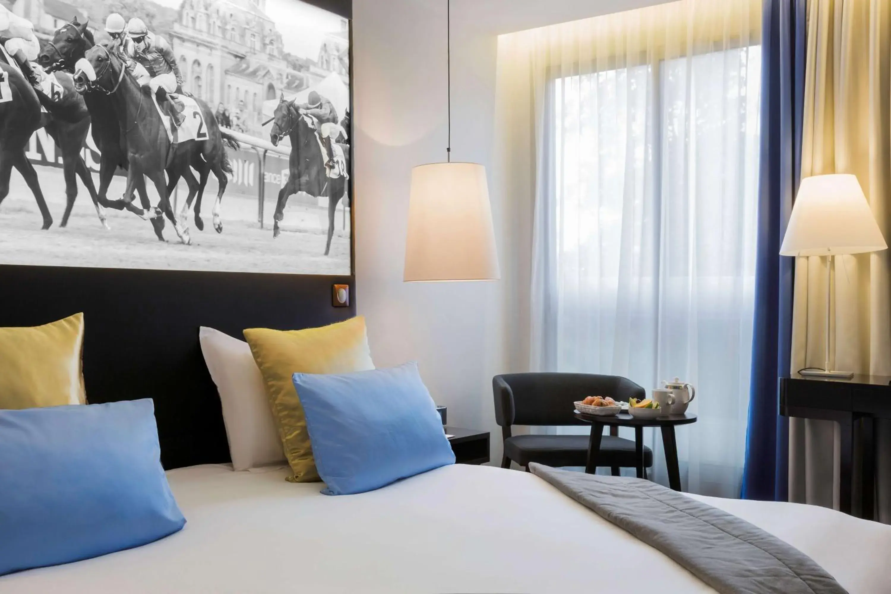Bed in Best Western Plus Hotel Du Parc Chantilly