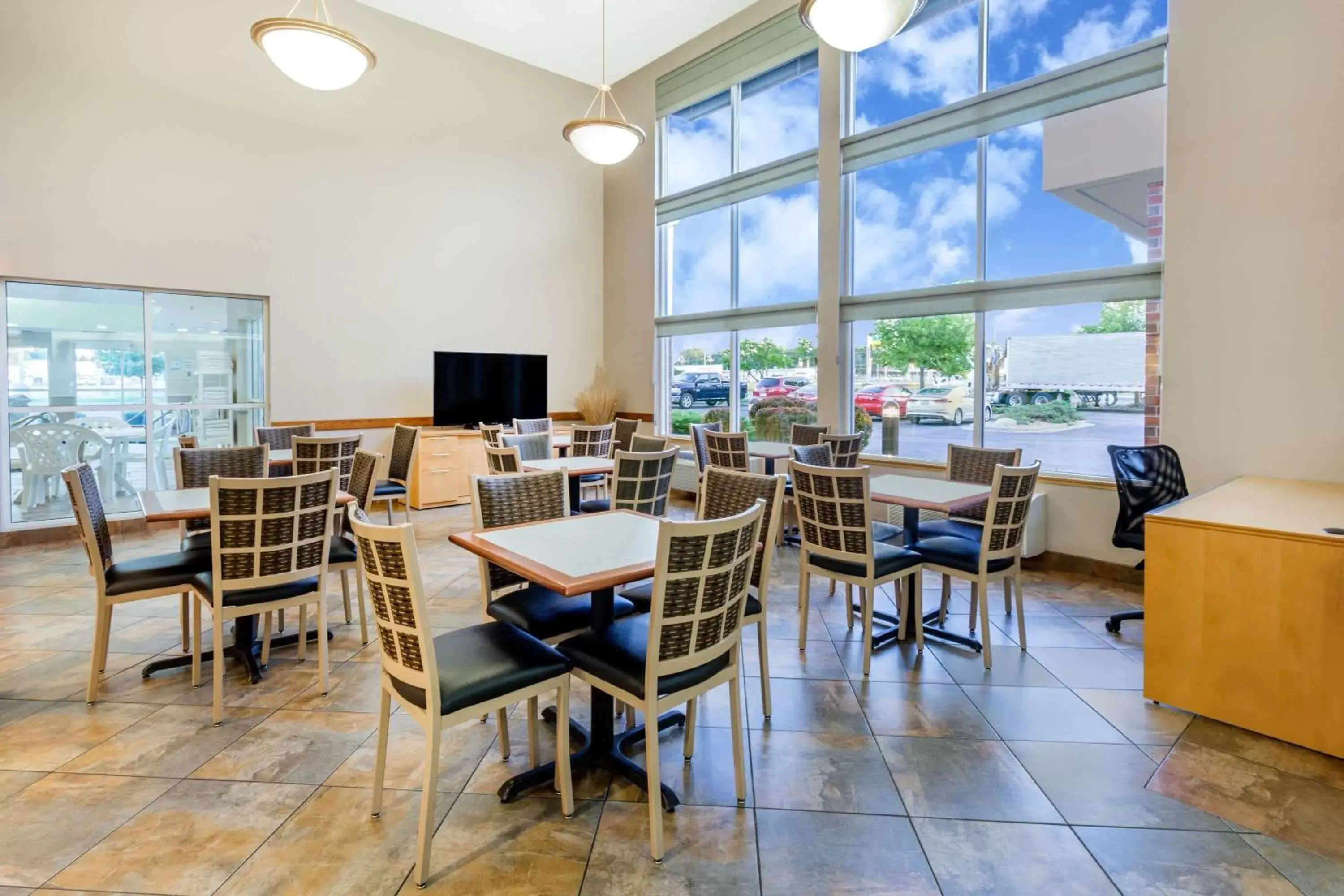 Seating area, Restaurant/Places to Eat in Super 8 by Wyndham Madison South