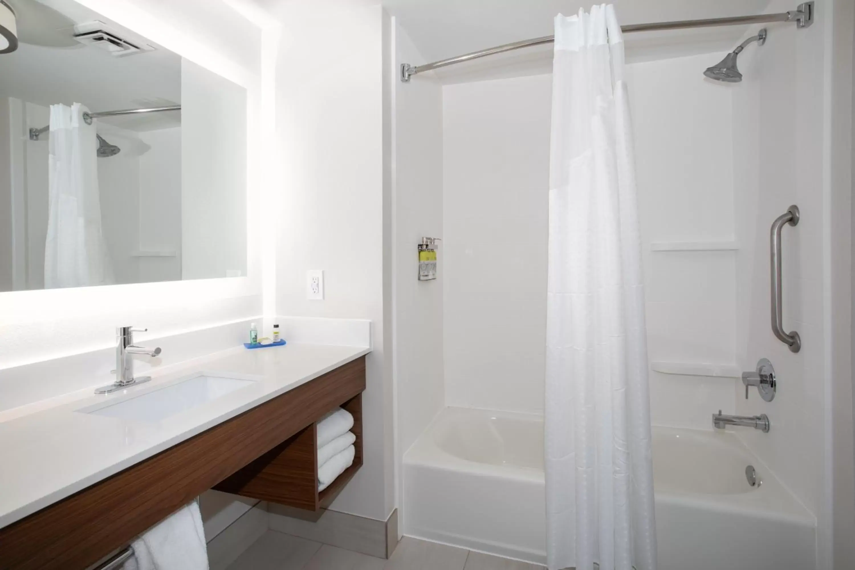 Bathroom in Holiday Inn Express Yreka-Shasta Area, an IHG Hotel