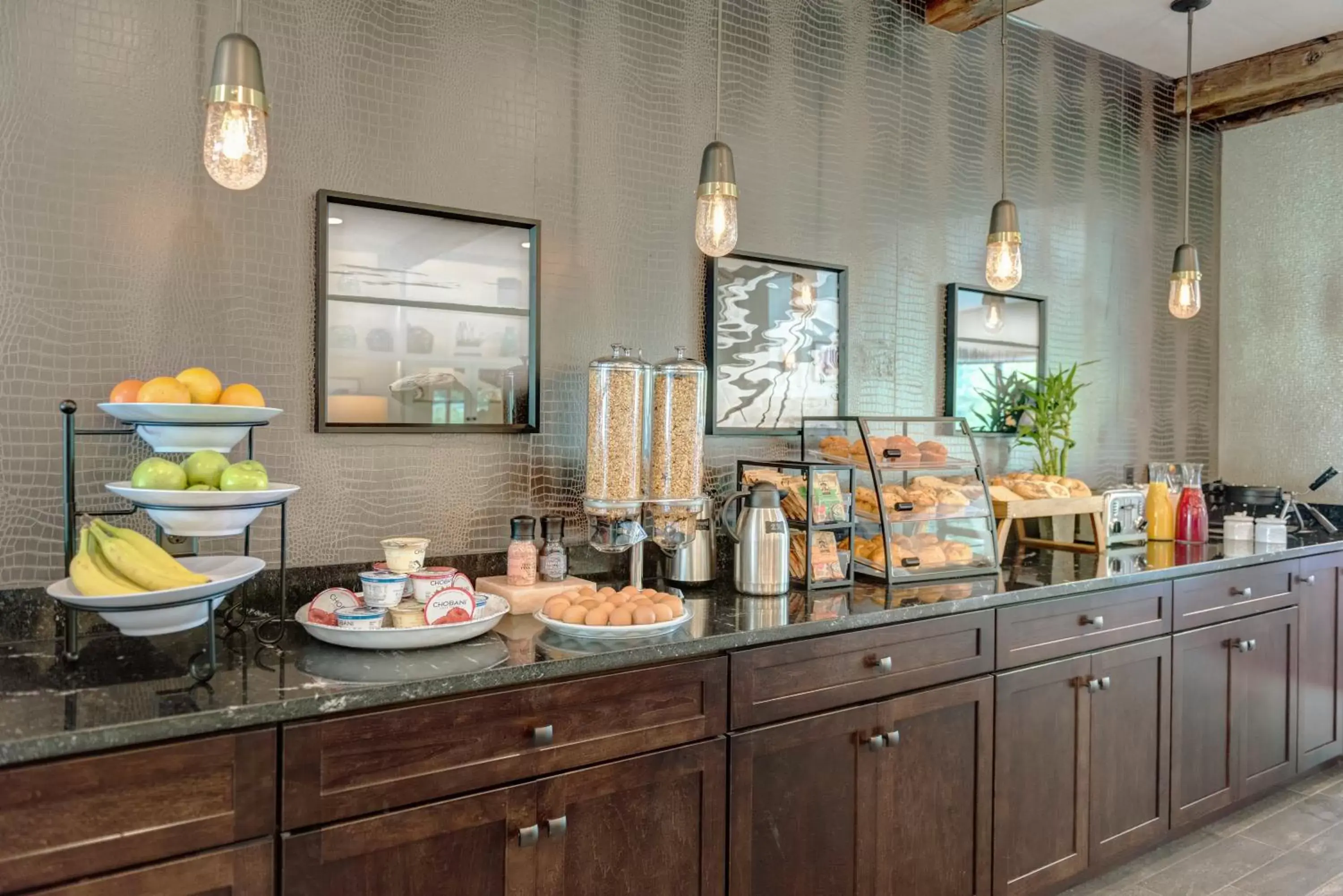 Continental breakfast in The Garrison Hotel & Suites Dover-Durham, Ascend Hotel Collection