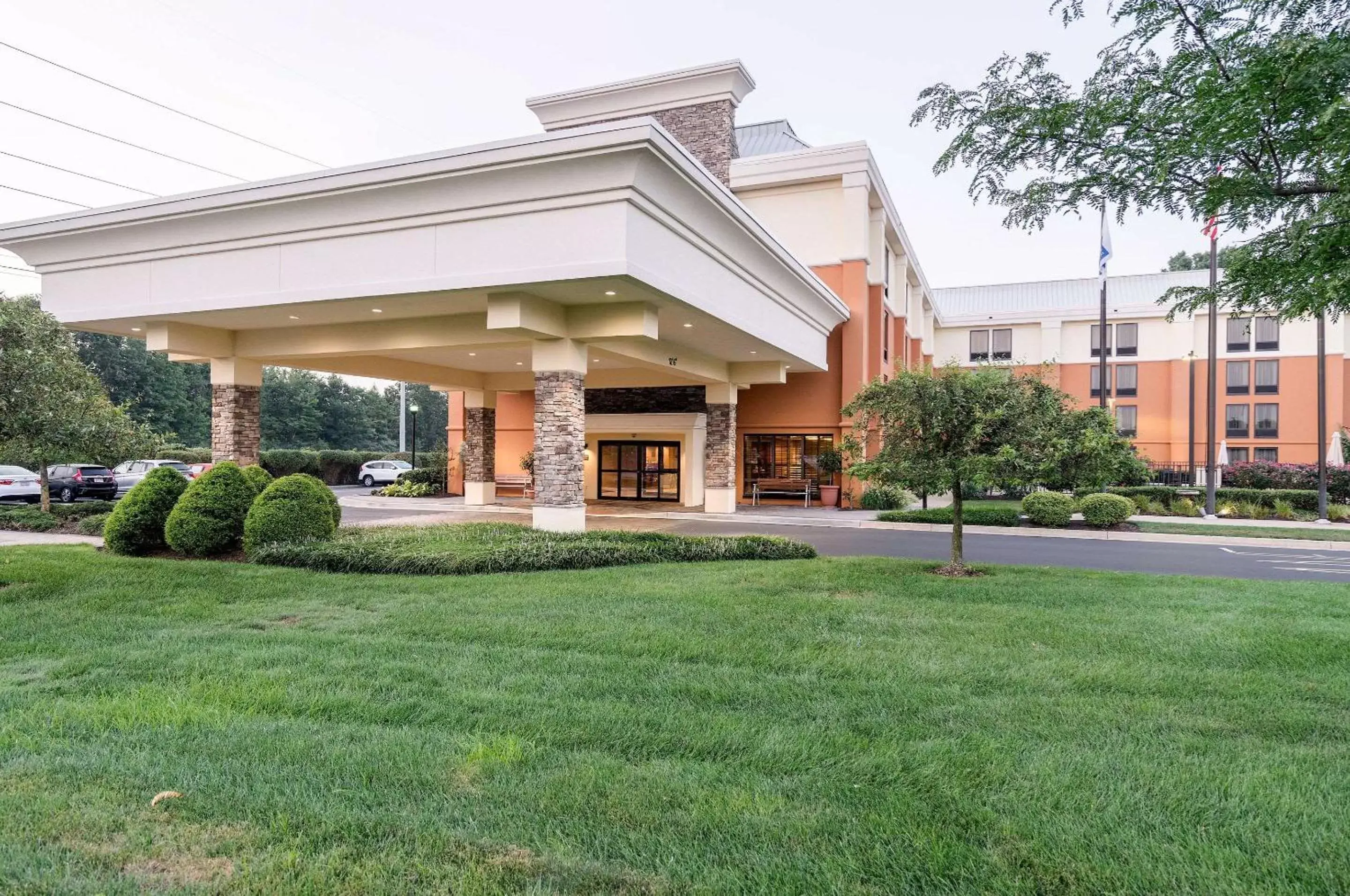 Property Building in Comfort Inn and Suites Newark