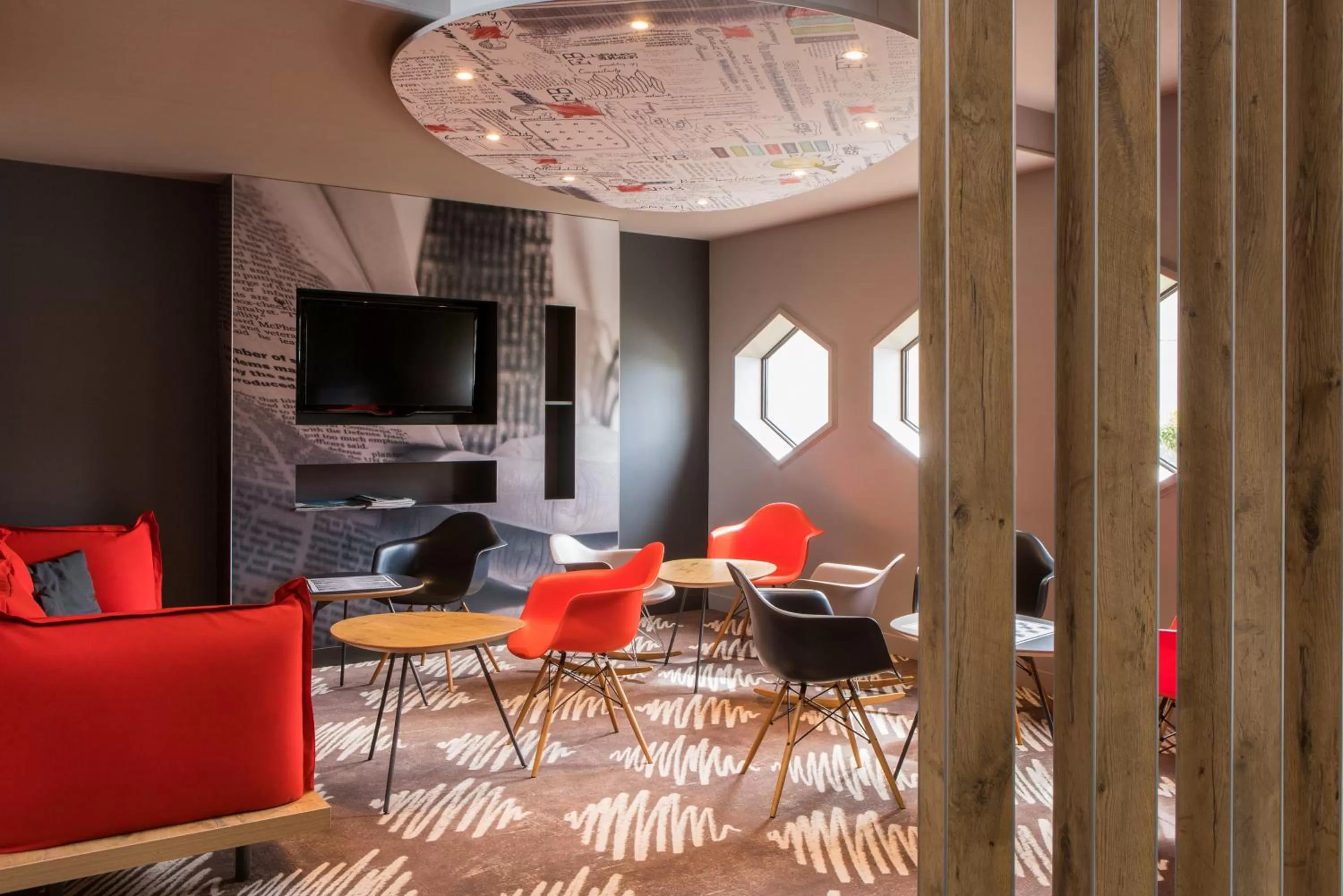 Communal lounge/ TV room in ibis Reims Tinqueux