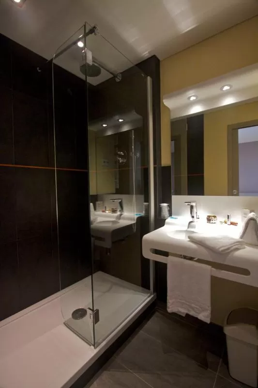 Bathroom in Hôtel Novalis Quimperlé