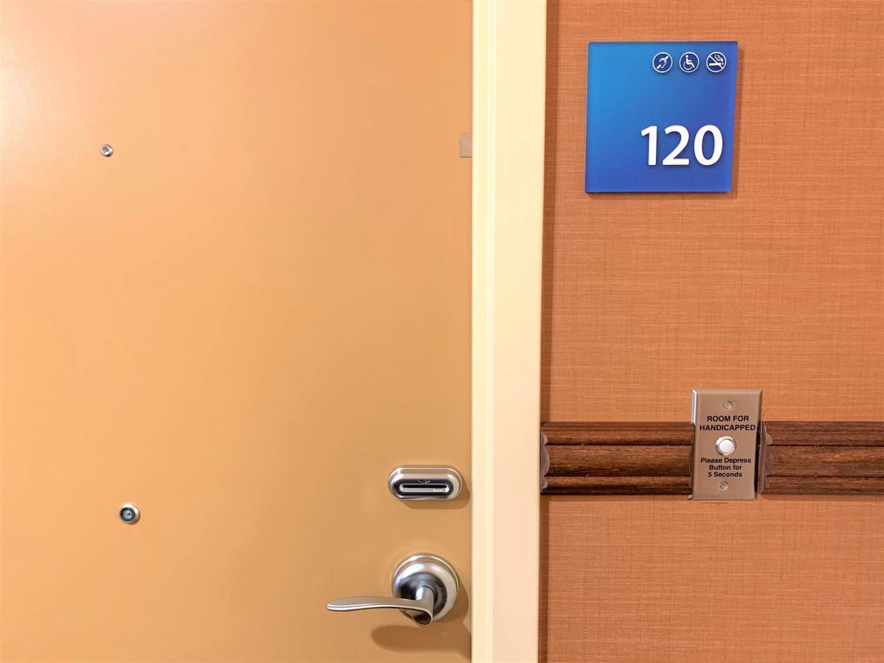 Guests in Holiday Inn Express Fresno Northwest - Herndon by IHG