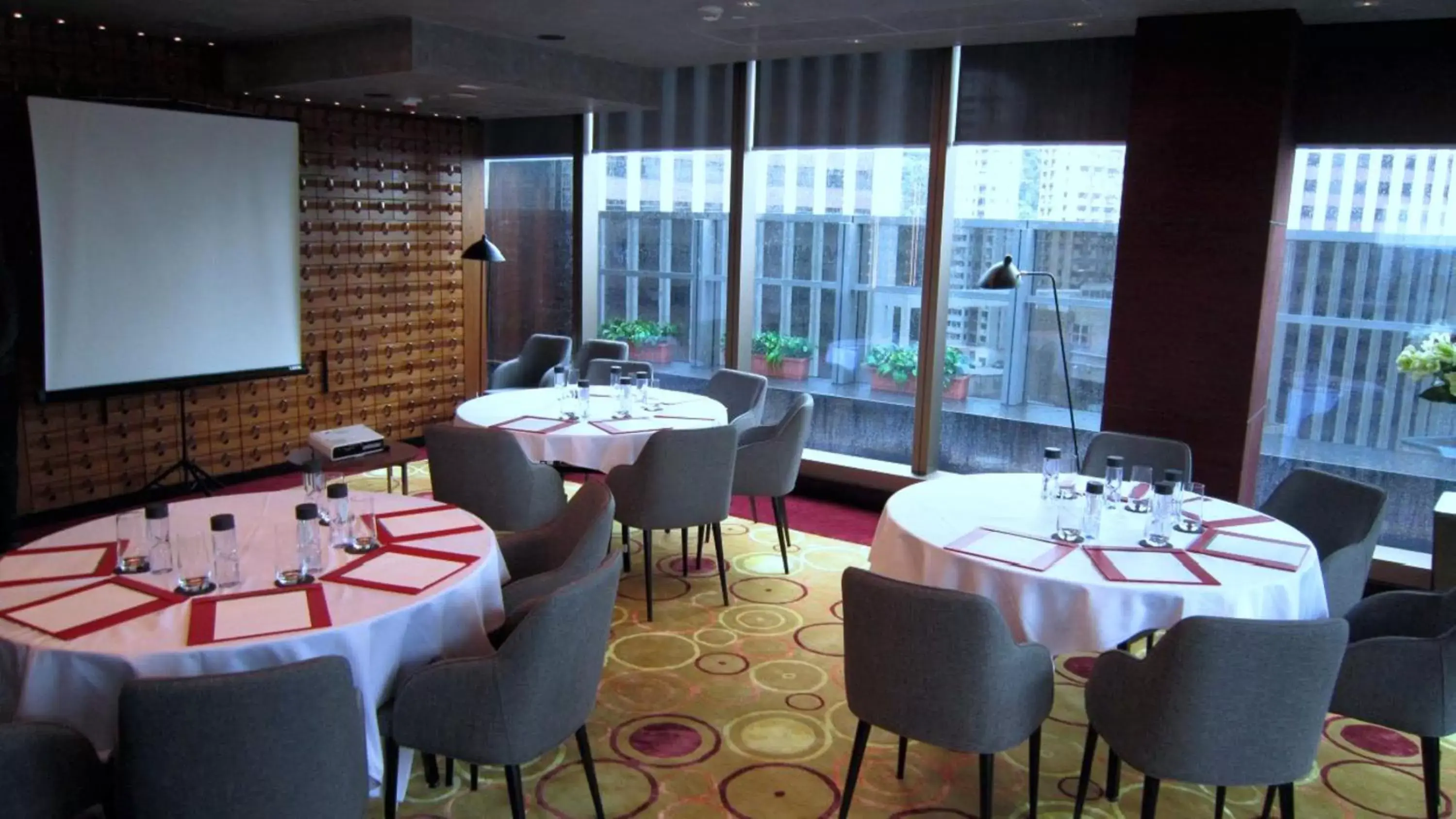 Meeting/conference room, Restaurant/Places to Eat in Hotel Indigo Hong Kong Island, an IHG Hotel