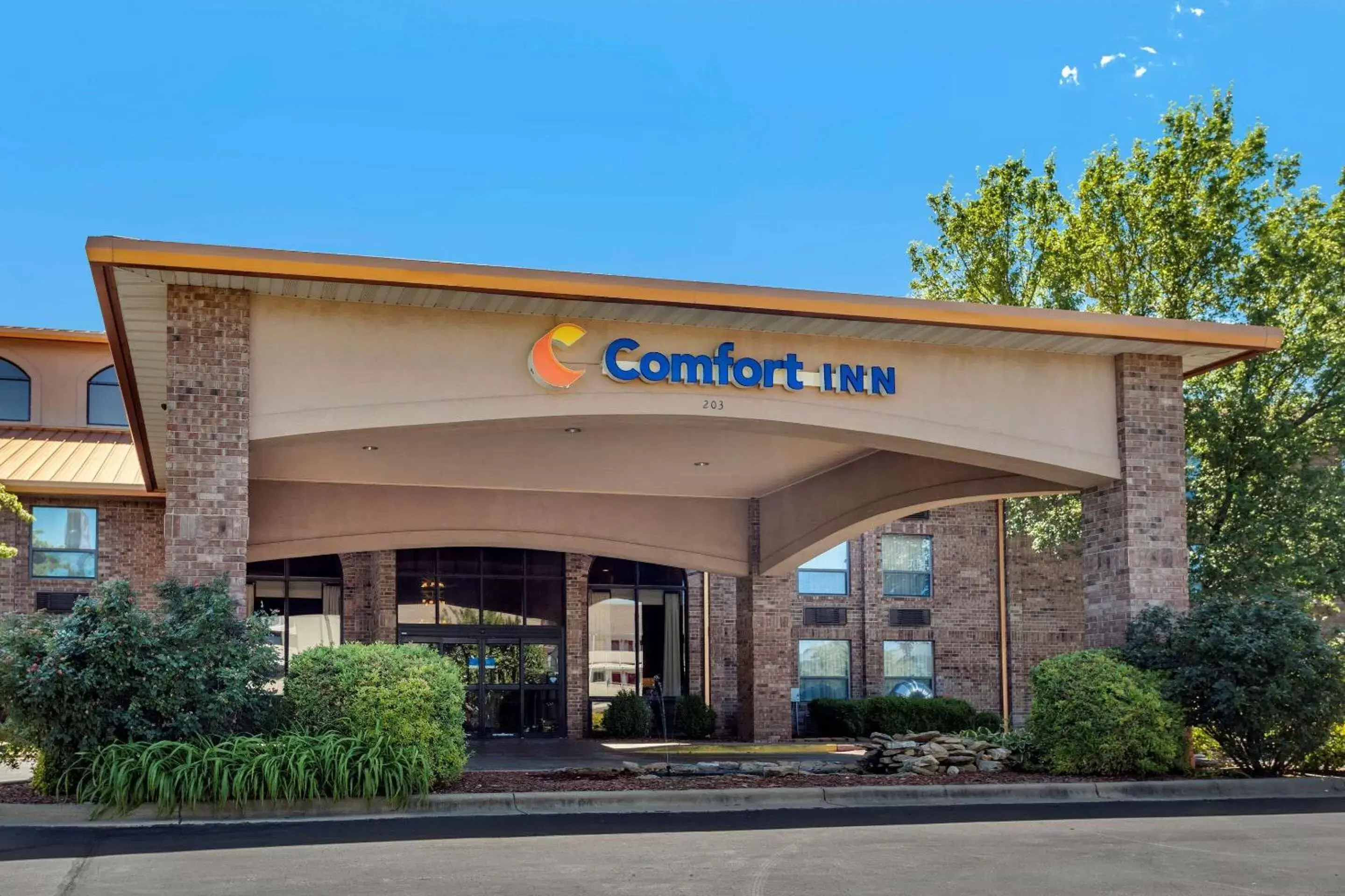 Property building in Comfort Inn at Thousand Hills