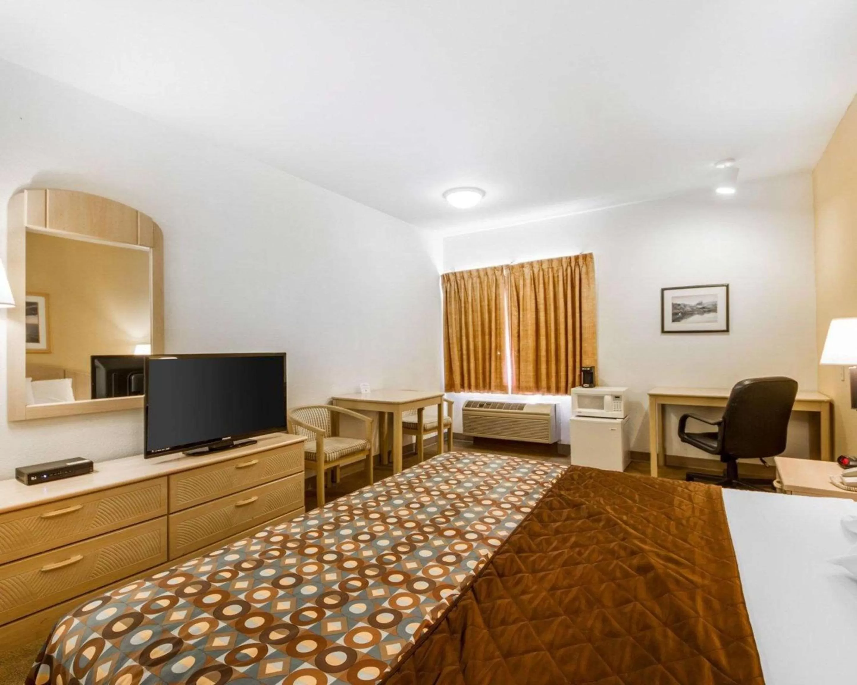 Photo of the whole room, Bed in Rodeway Inn