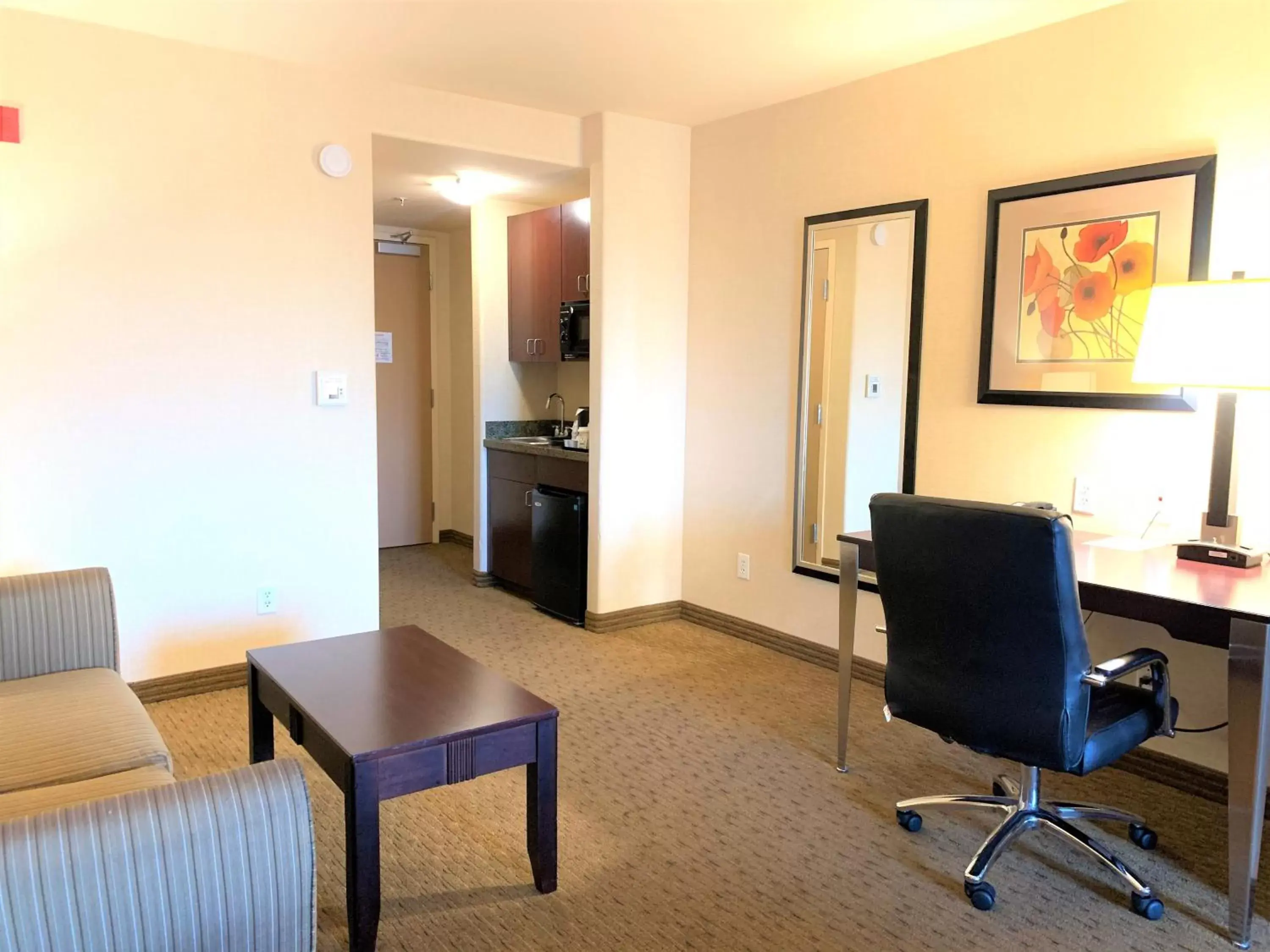 Photo of the whole room, Seating Area in Holiday Inn Express Fresno Northwest - Herndon, an IHG Hotel