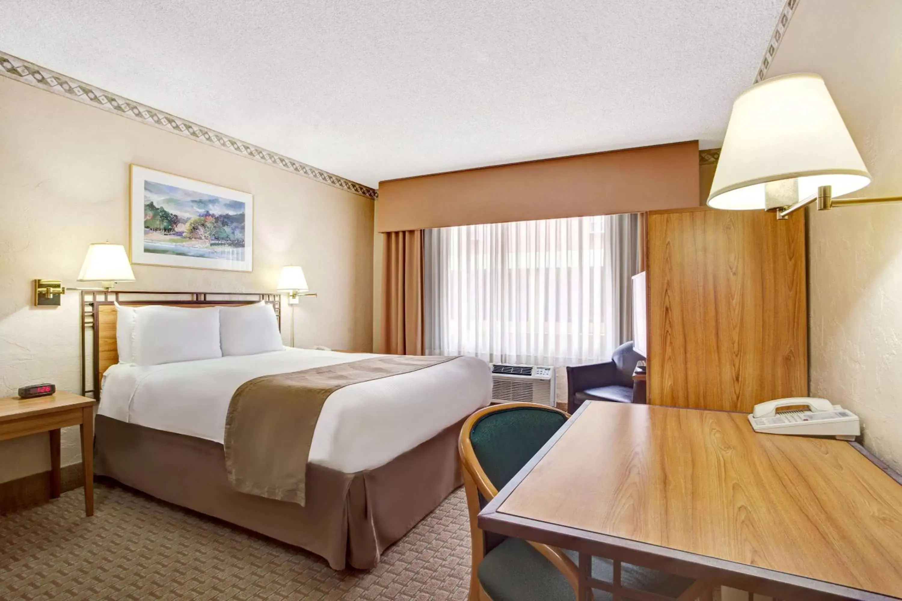 Photo of the whole room, Bed in Travelodge by Wyndham Seattle By The Space Needle