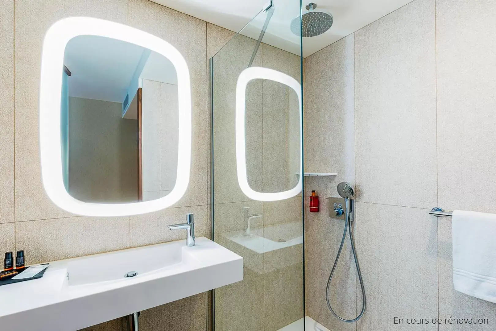 Shower, Bathroom in Oceania Paris Porte De Versailles