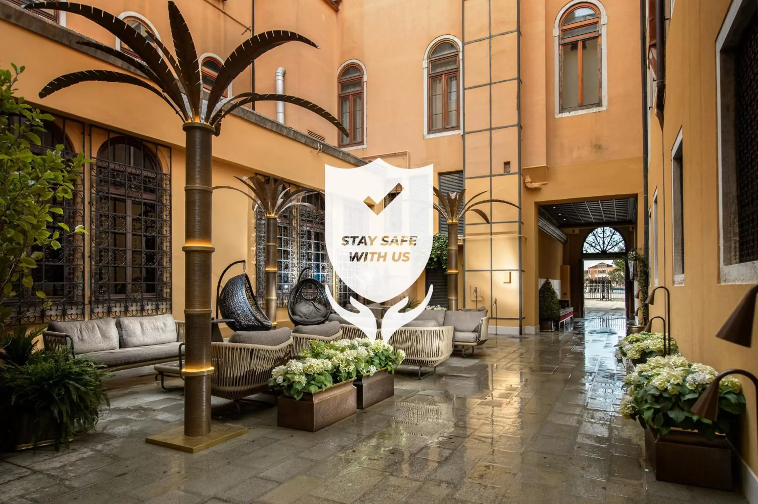 Inner courtyard view in Palazzo Veneziano - Venice Collection