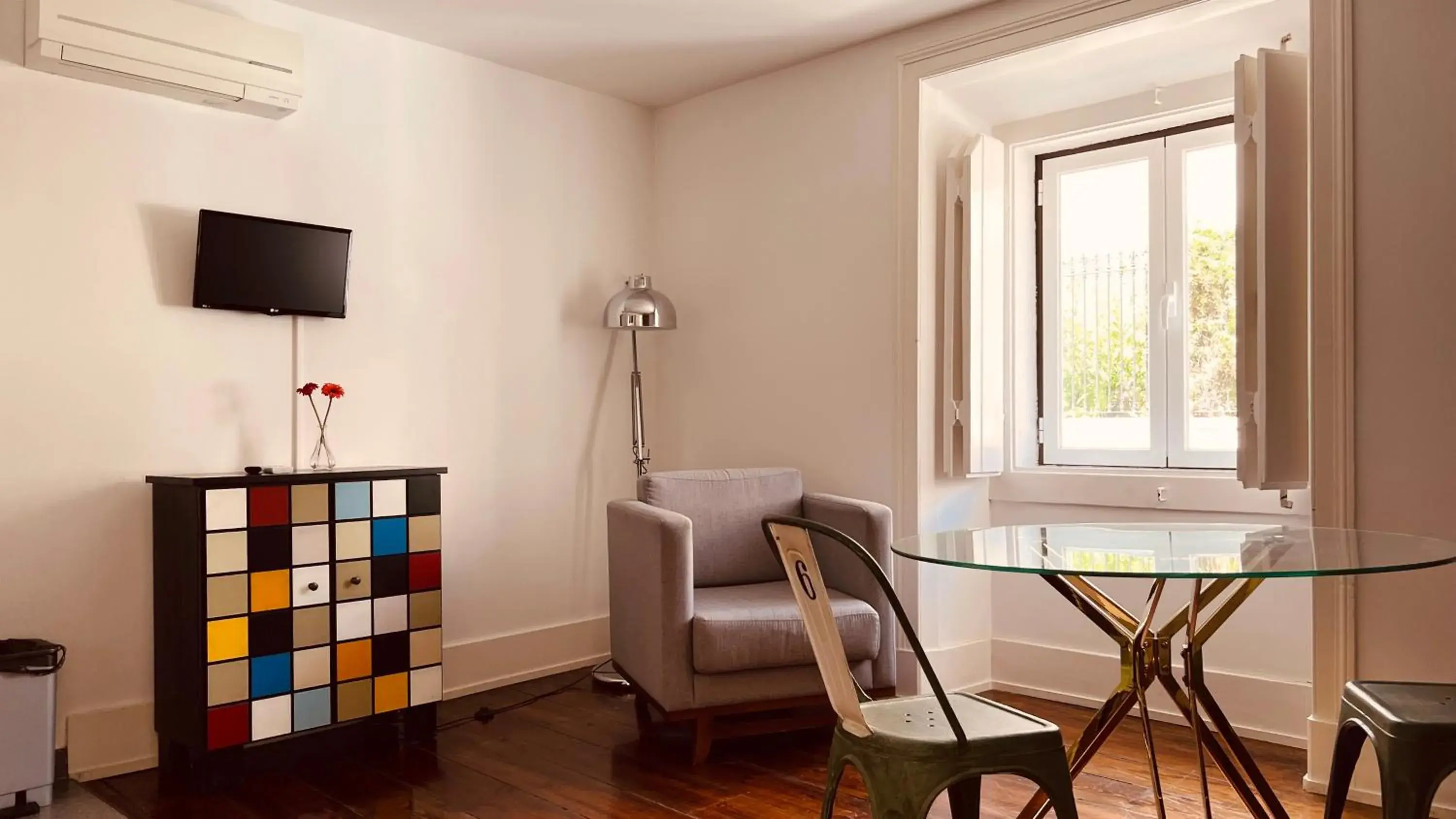 Bedroom, Seating Area in Casa do Jasmim by Shiadu