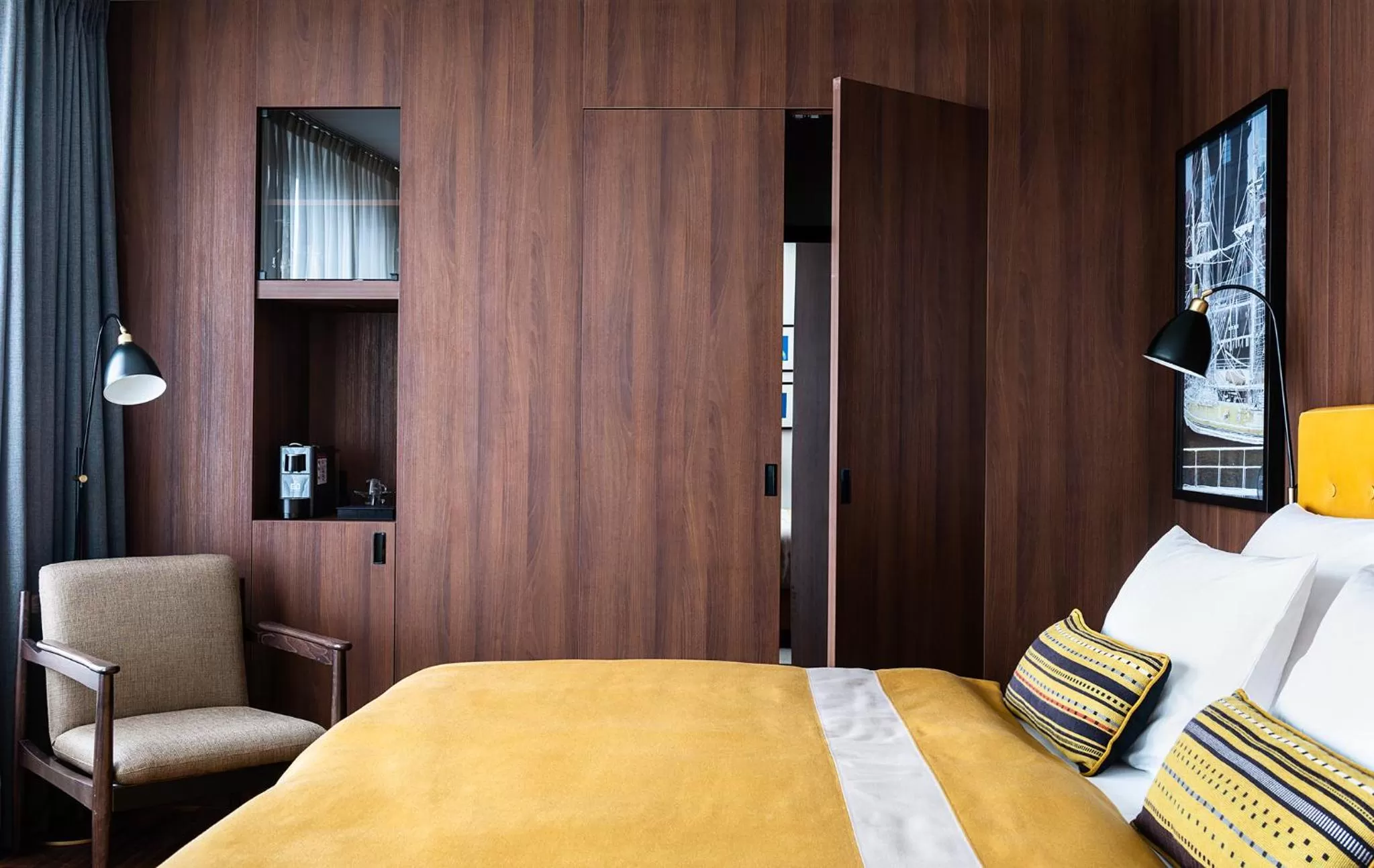 Seating area, Bed in AMERON Hamburg Hotel Speicherstadt