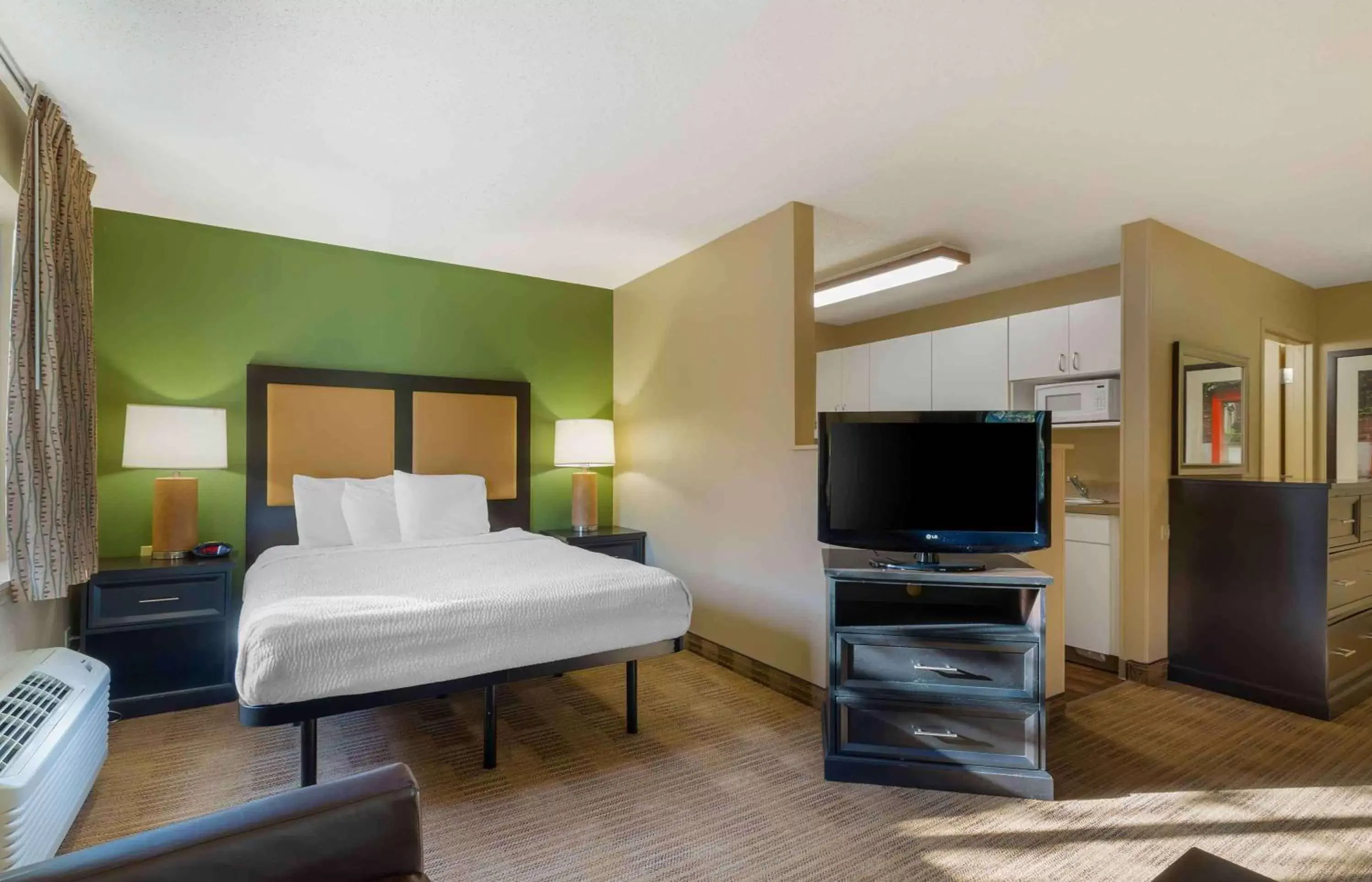 Bedroom, TV/Entertainment Center in Extended Stay America Suites - Hartford - Farmington