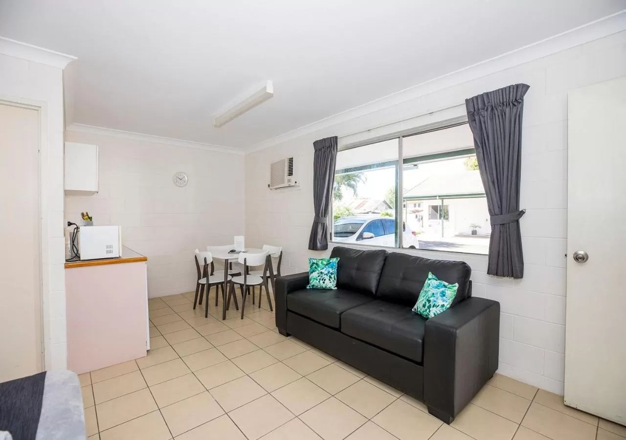 Living room in Banjo Paterson Motor Inn