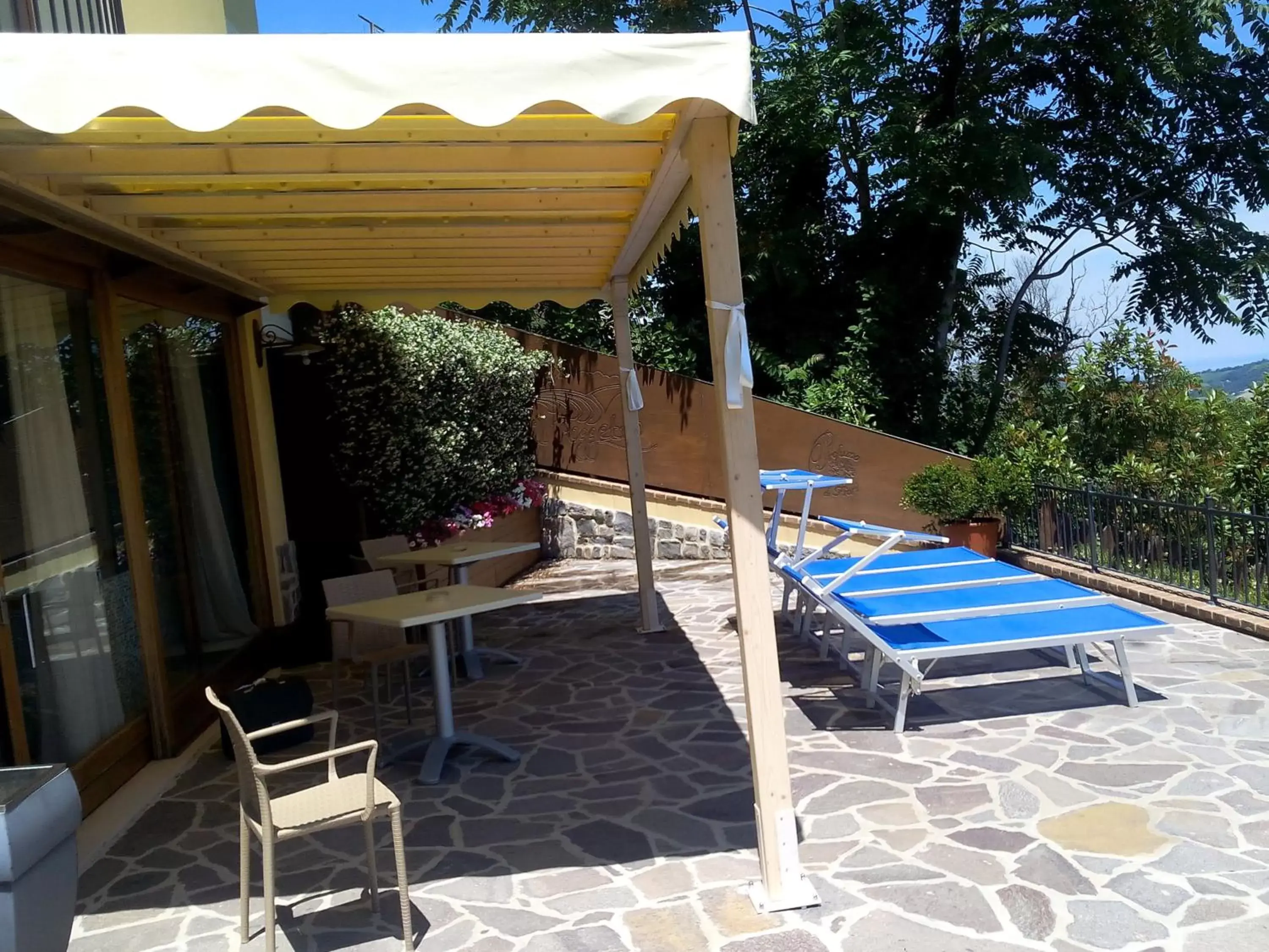 sunbed, Swimming Pool in Albergo Diffuso - Il Poggetto tra Urbino & San Marino