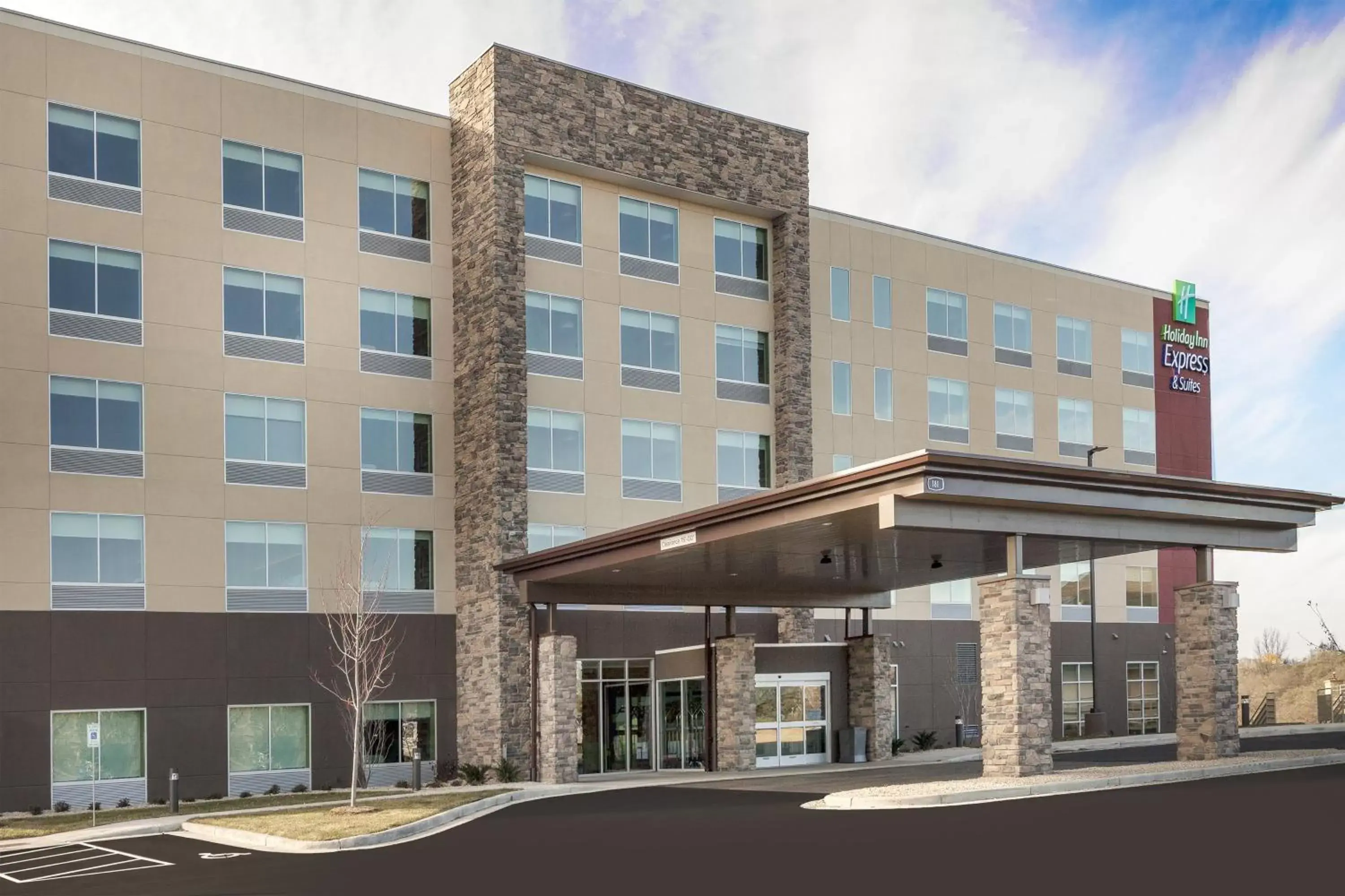 Property Building in Holiday Inn Express & Suites - Hudson I-94, an IHG Hotel