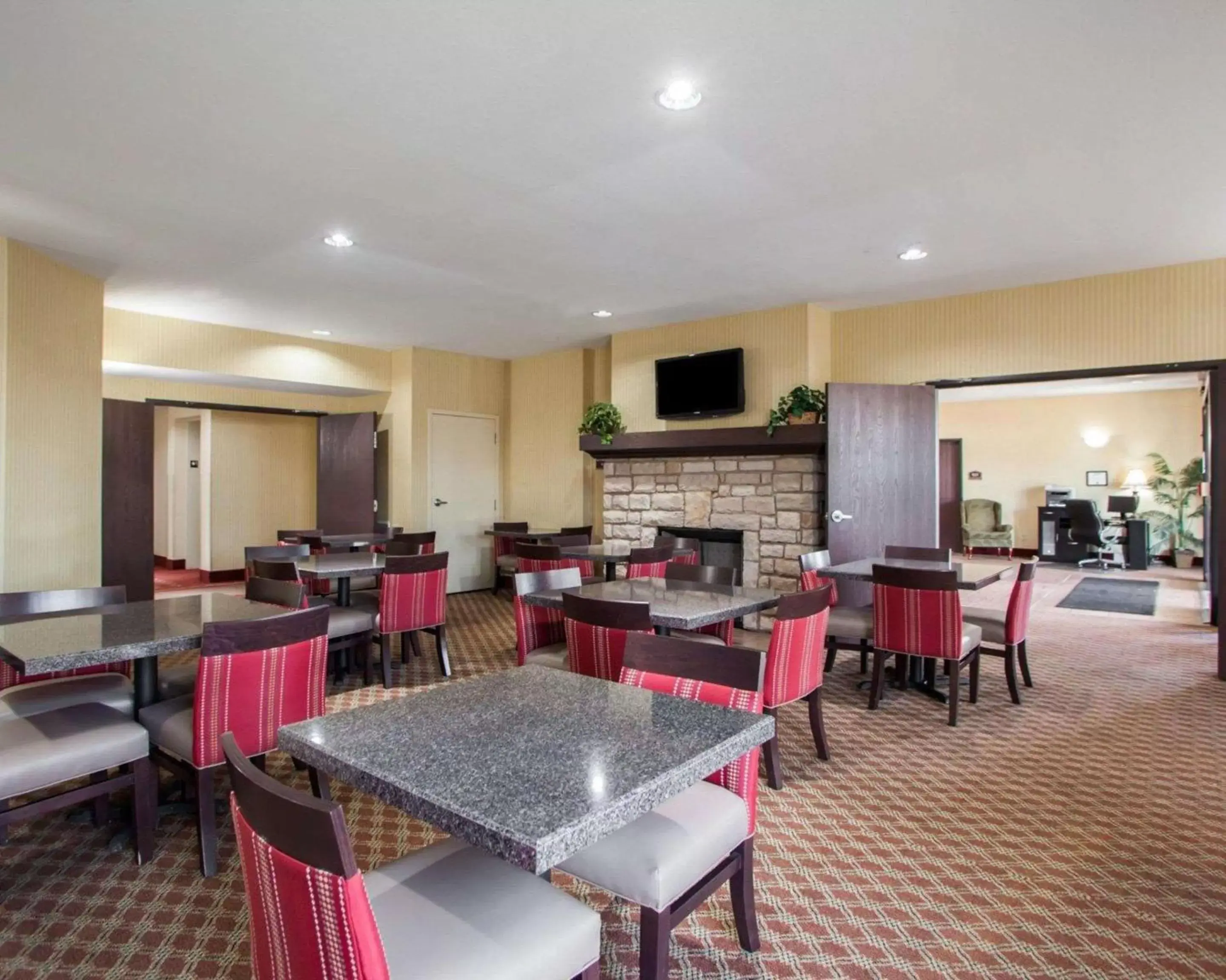 Restaurant/places to eat in Comfort Inn & Suites Harrisonville Restaurant/places to eat in Comfort Inn & Suites Harrisonville