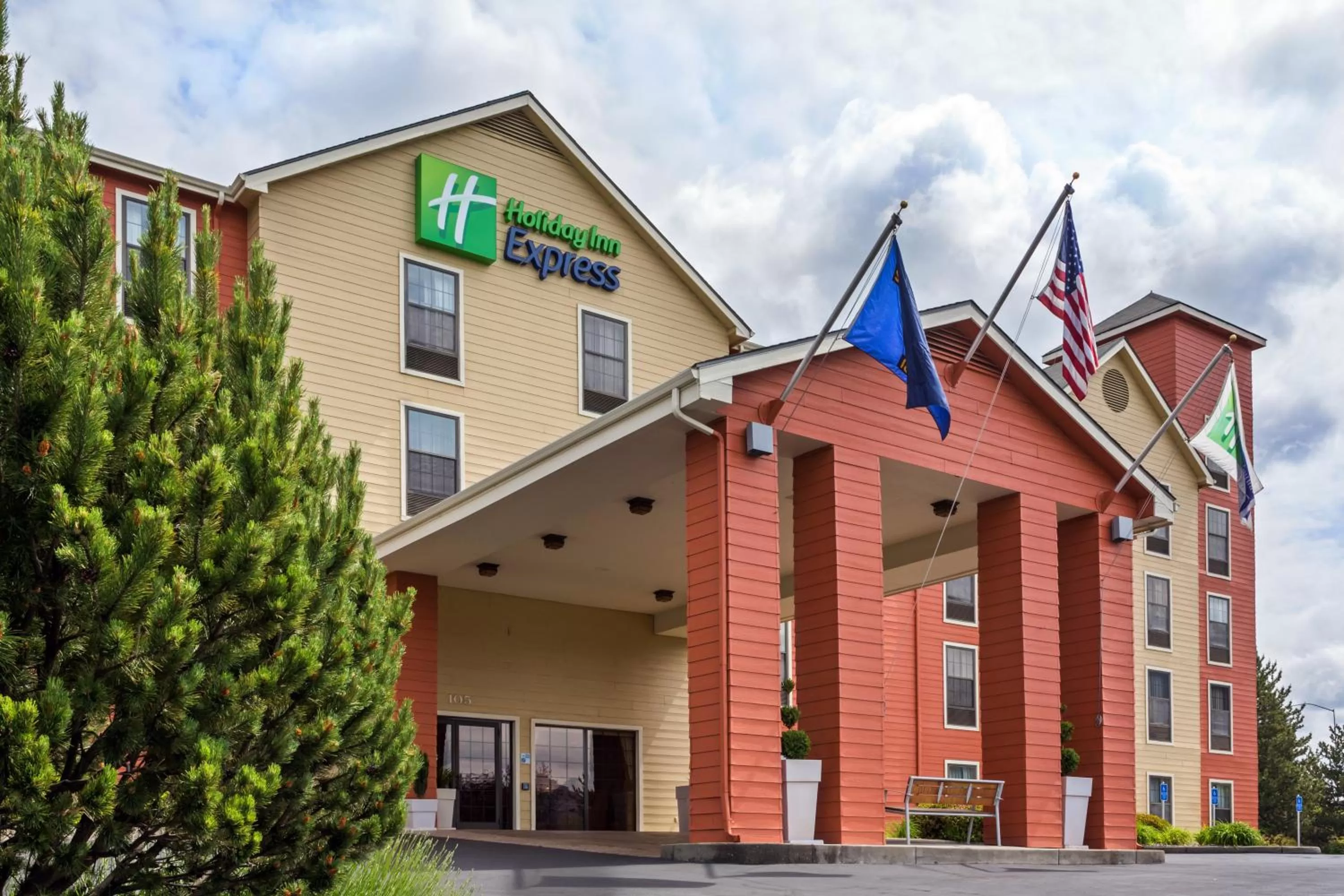 Property building in Holiday Inn Express Grants Pass by IHG