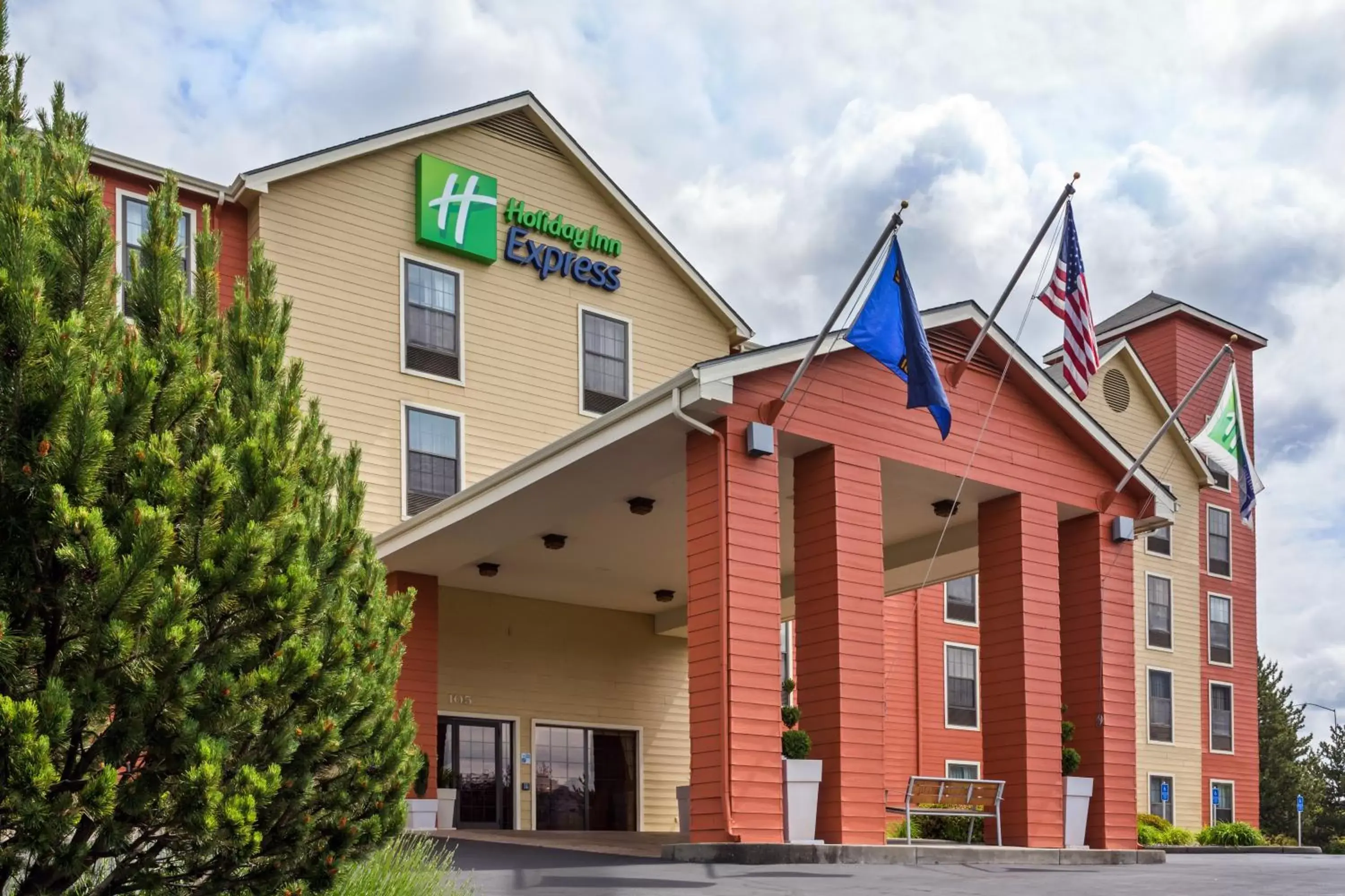 Property building in Holiday Inn Express Grants Pass, an IHG Hotel