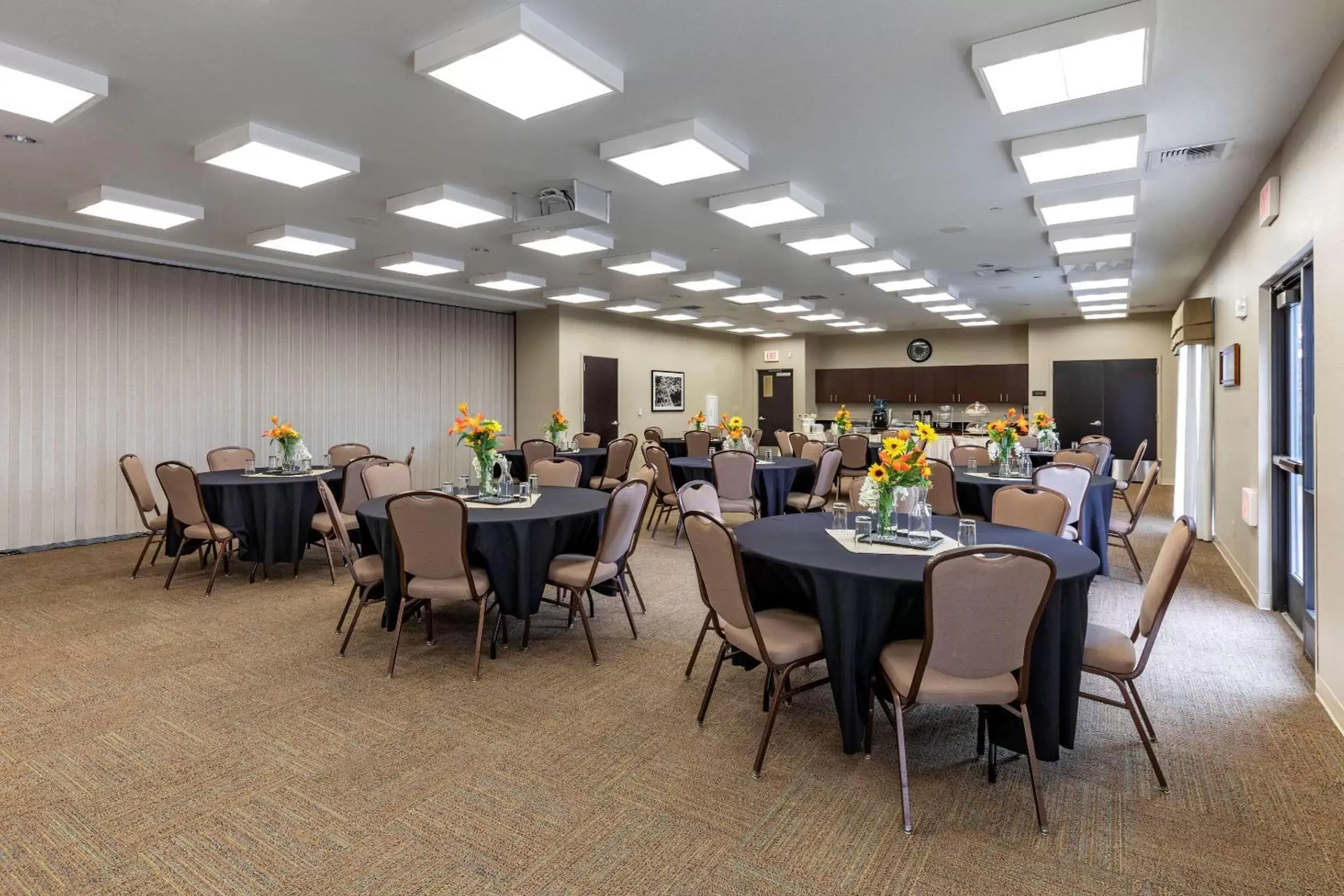 Meeting/conference room, Restaurant/Places to Eat in Sleep Inn & Suites Miles City